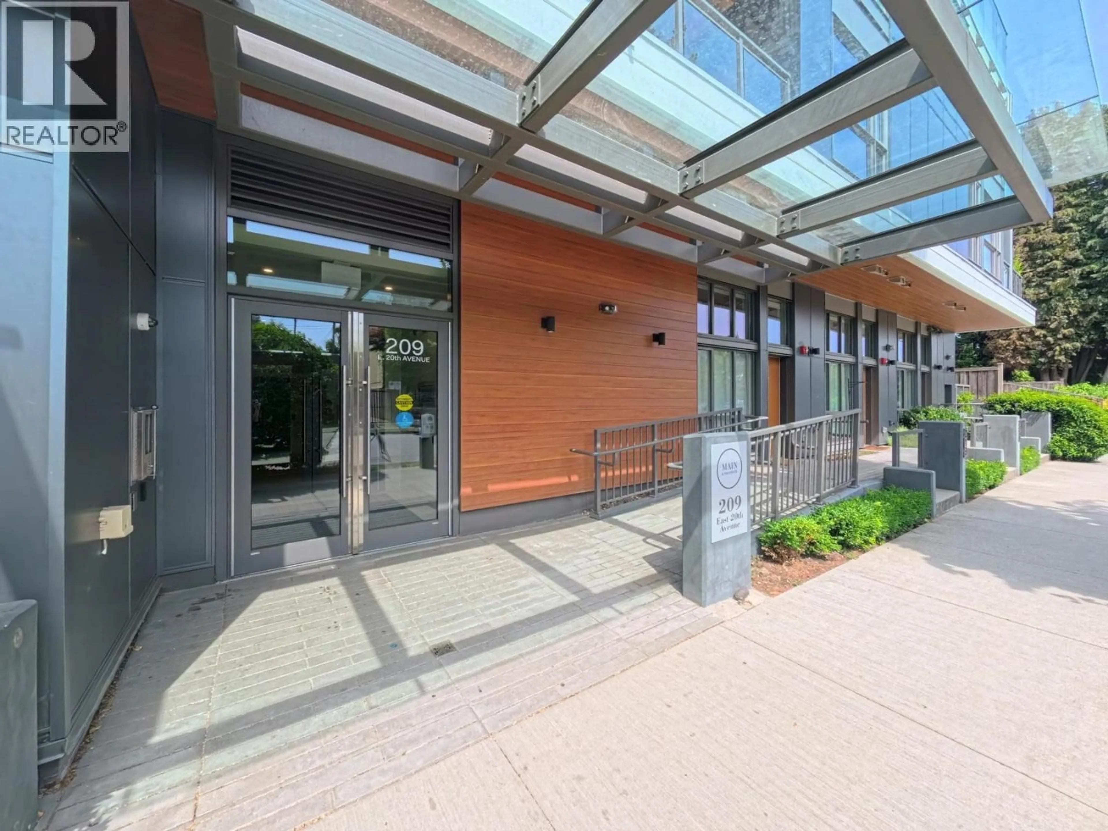 Indoor foyer for 303 - 209 20TH AVENUE, Vancouver British Columbia V5V1M2