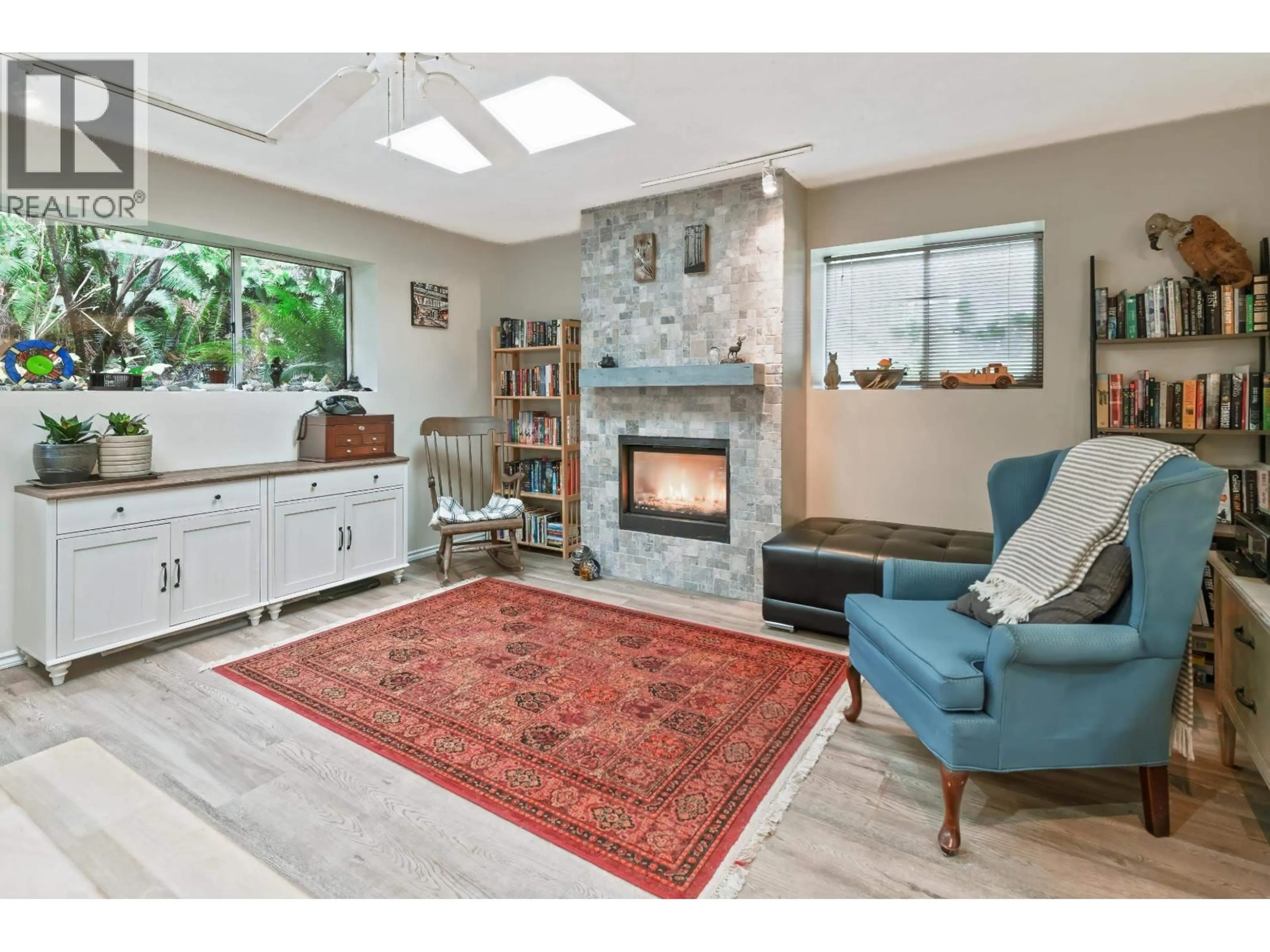 Living room with furniture, ceramic/tile floor for 2133 HOPE STREET, Port Moody British Columbia V3H2H9