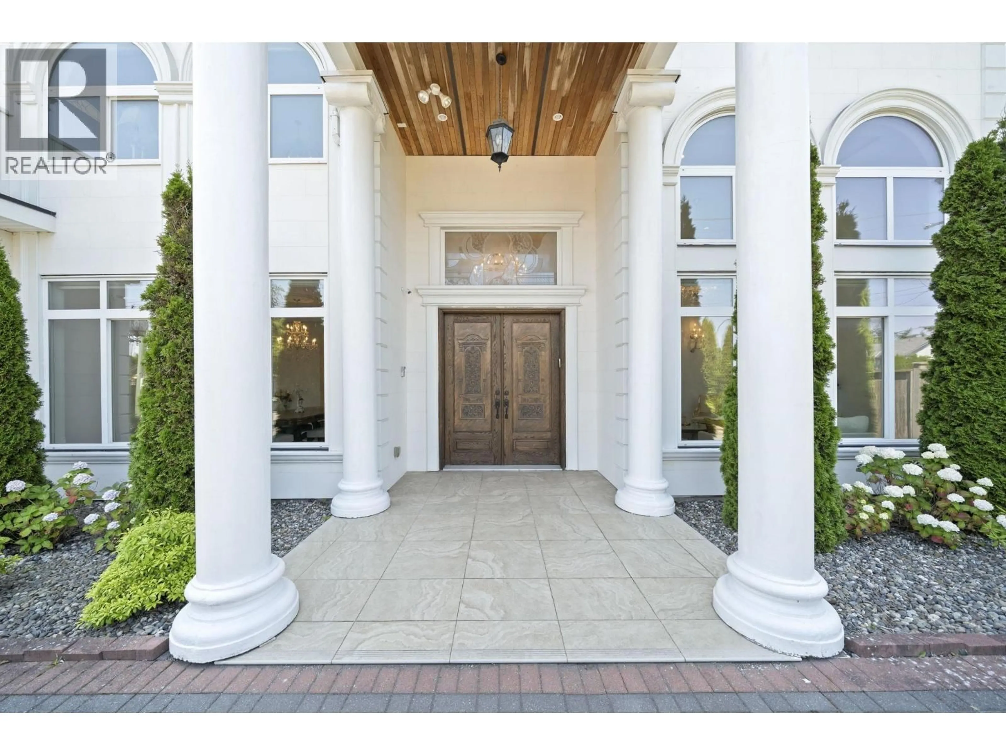Indoor entryway for 4120 WESTMINSTER HIGHWAY, Richmond British Columbia V7C1B4