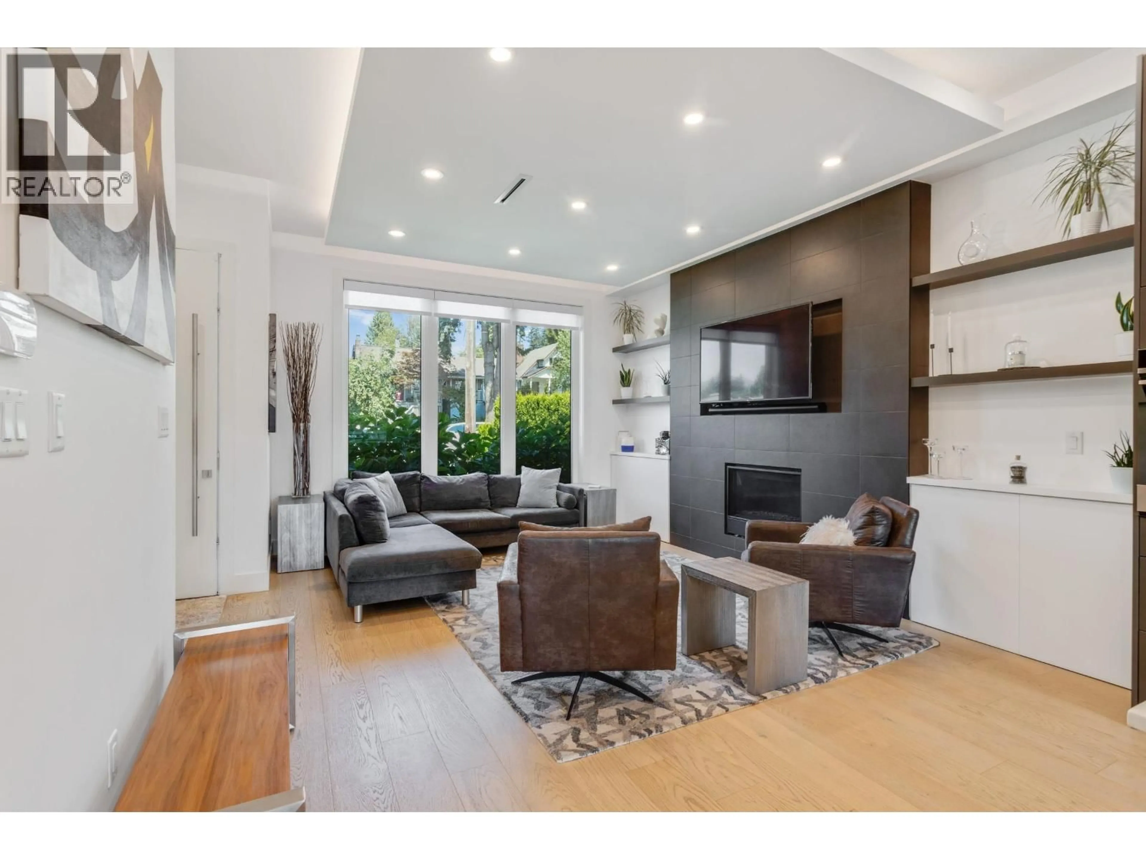 Living room with furniture, unknown for 609 4TH STREET, North Vancouver British Columbia V7L1J9