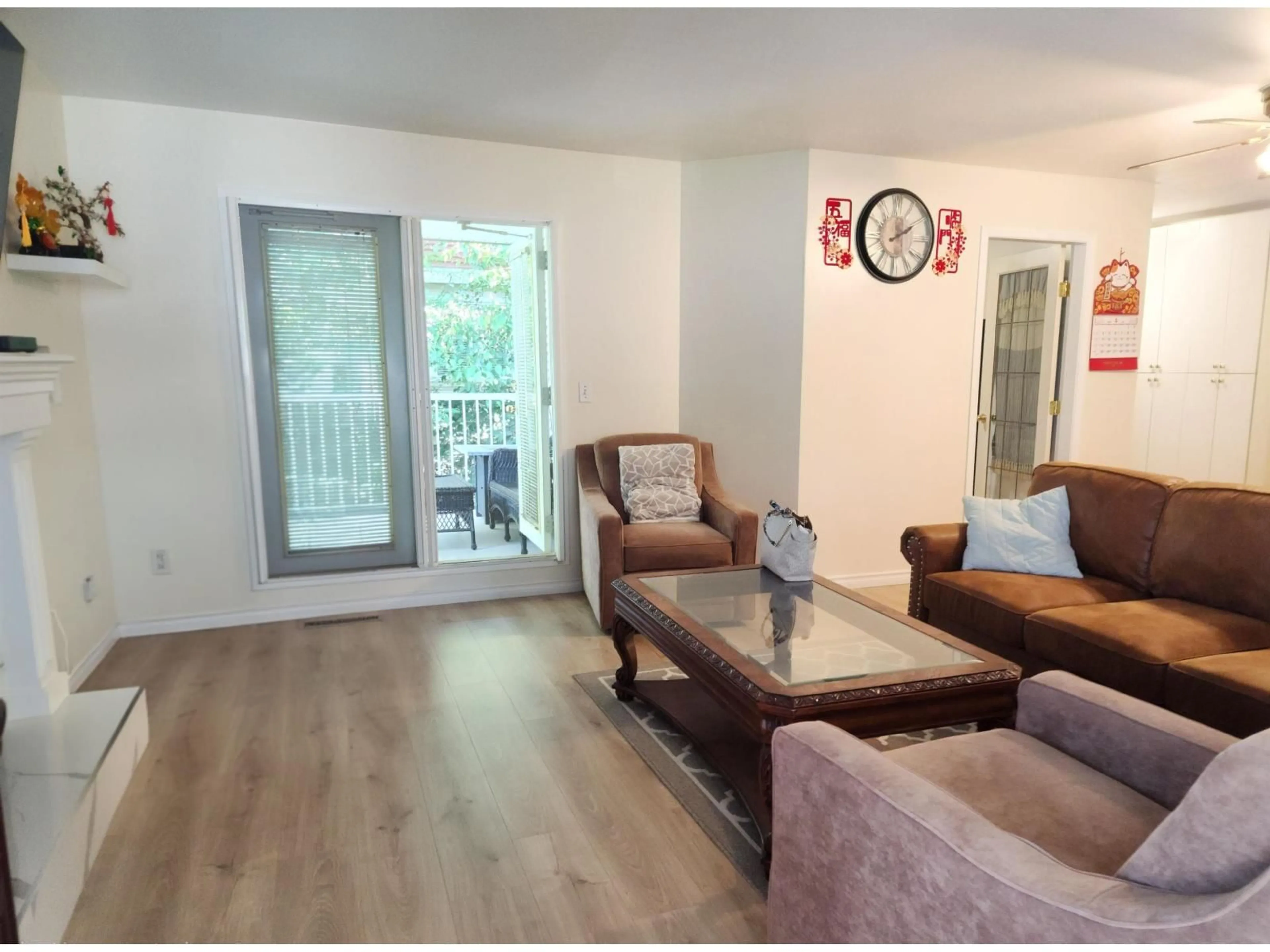 Living room with furniture, wood/laminate floor for 805 - 14188 103A AVENUE, Surrey British Columbia V3T5S6