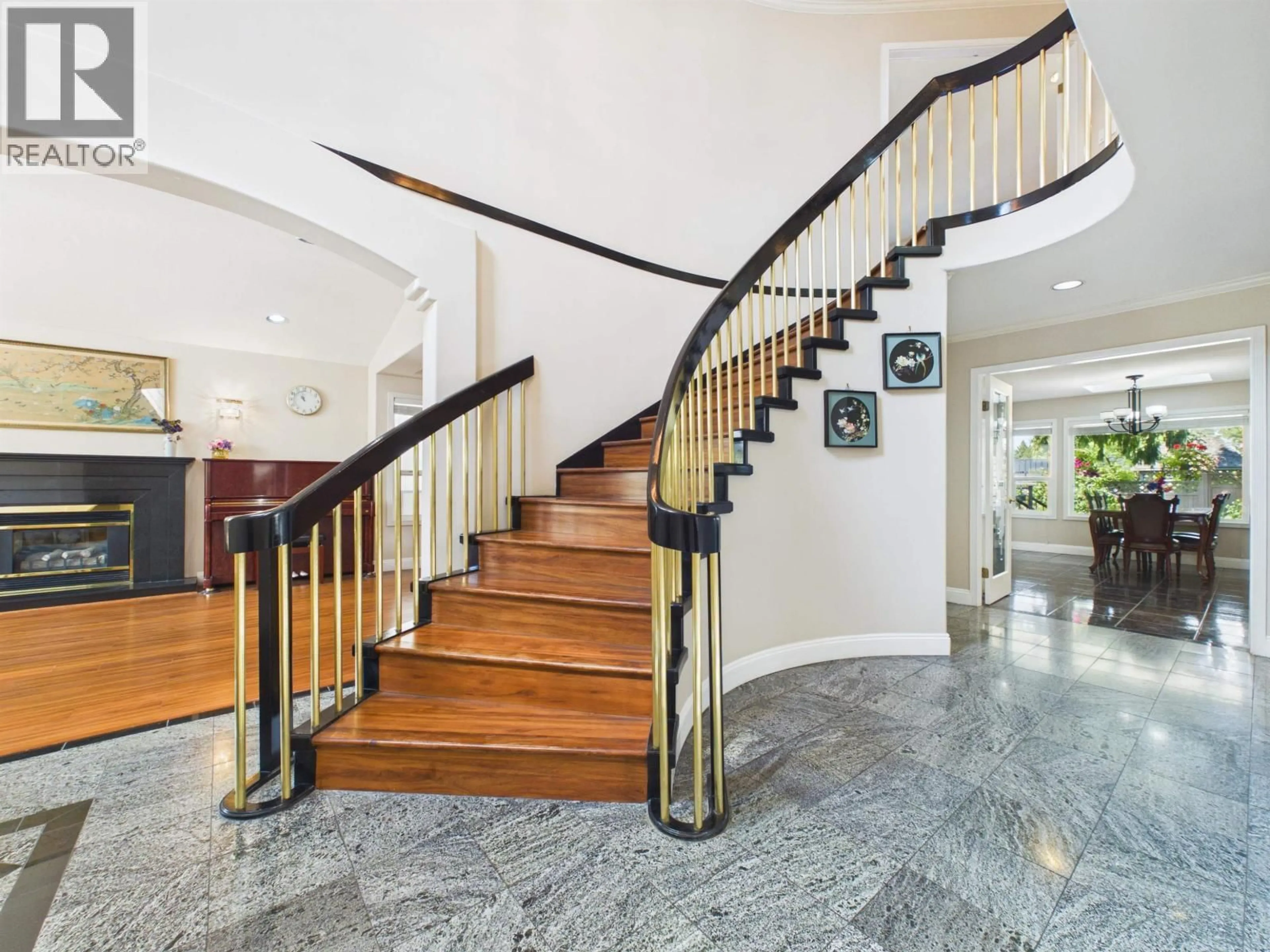 Indoor foyer for 7629 ARTHUR AVENUE, Burnaby British Columbia V5J4G4