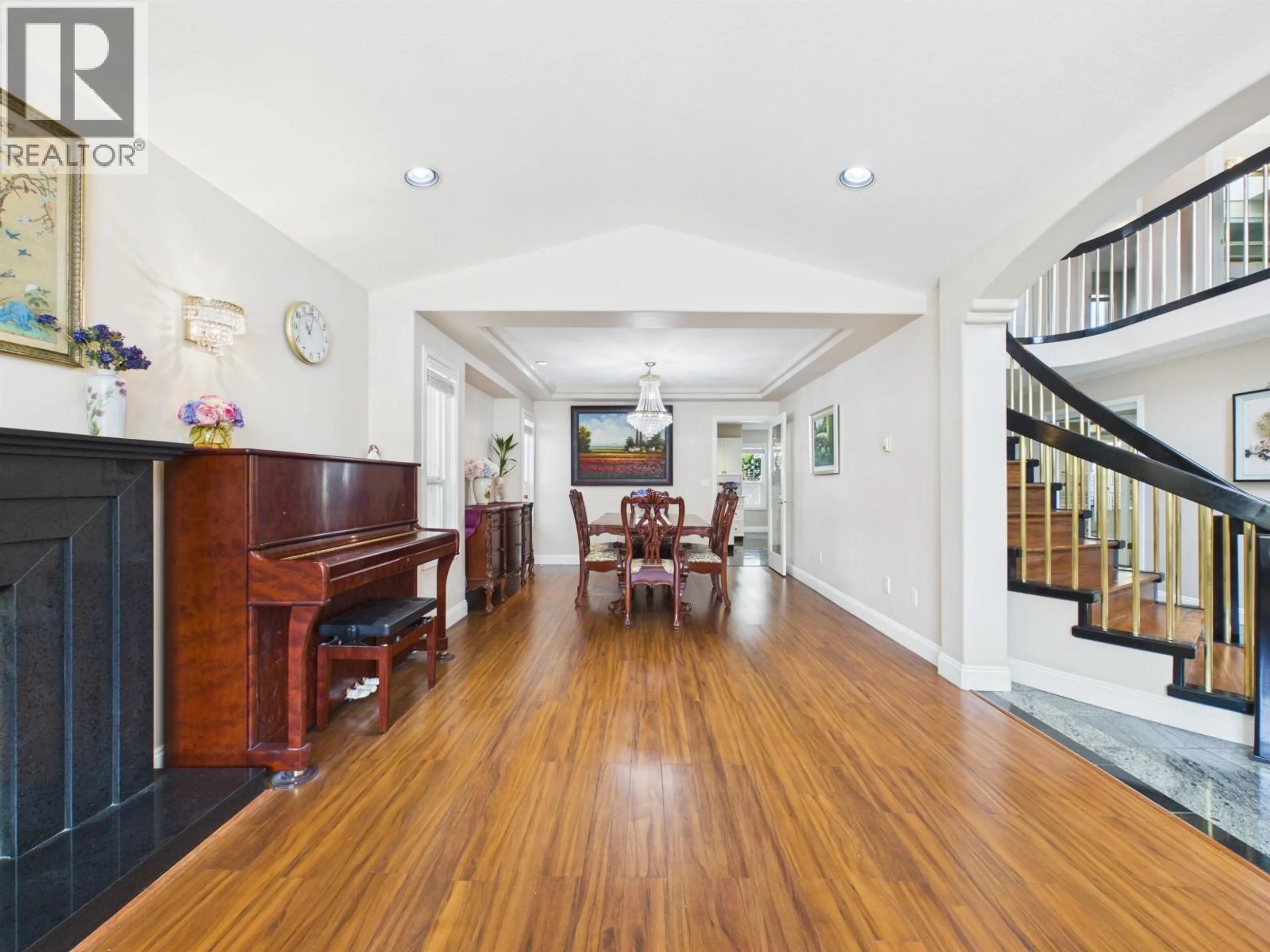 Indoor foyer for 7629 ARTHUR AVENUE, Burnaby British Columbia V5J4G4