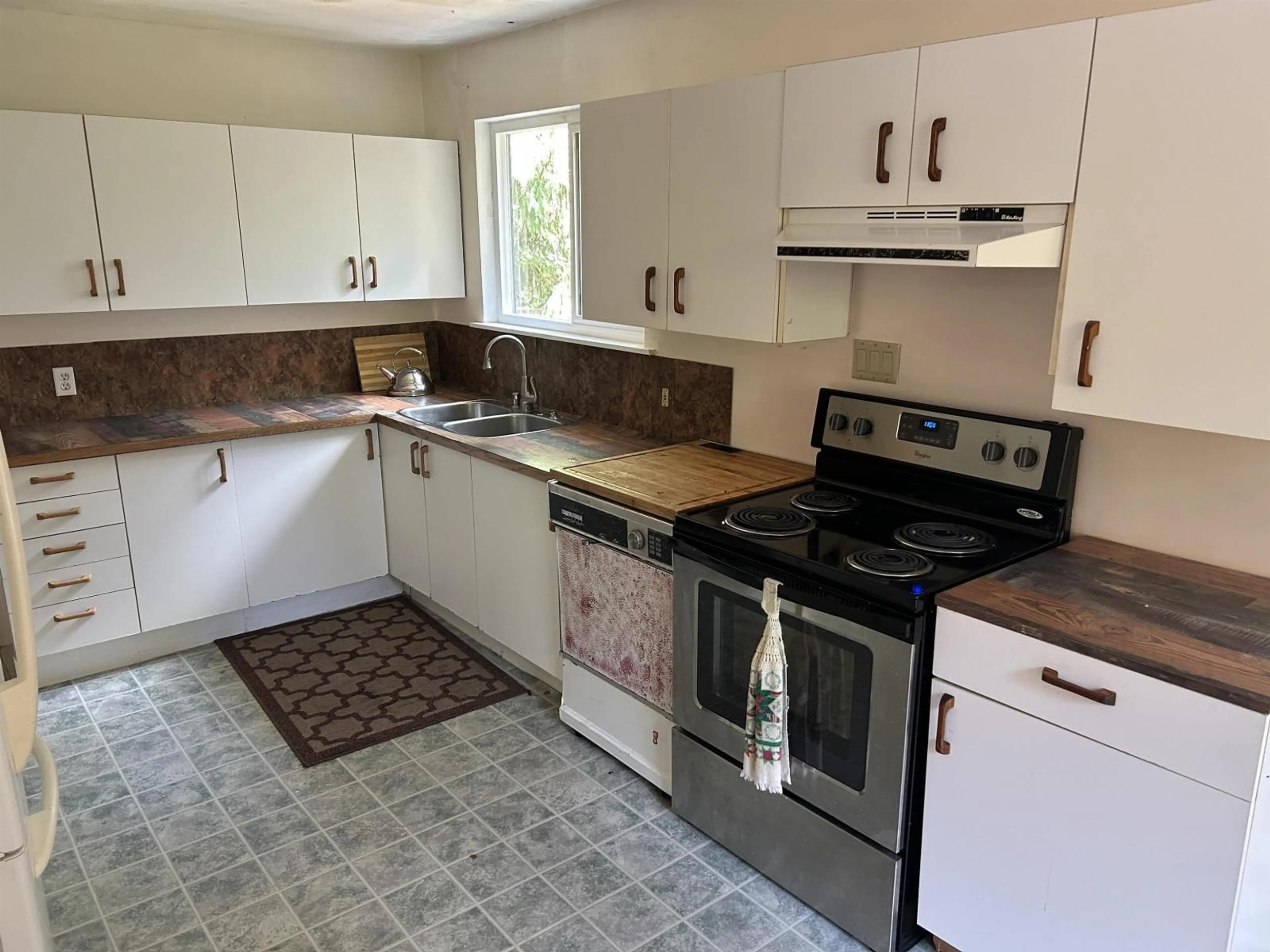 Standard kitchen, unknown for 7048 140A STREET, Surrey British Columbia V3W5L5