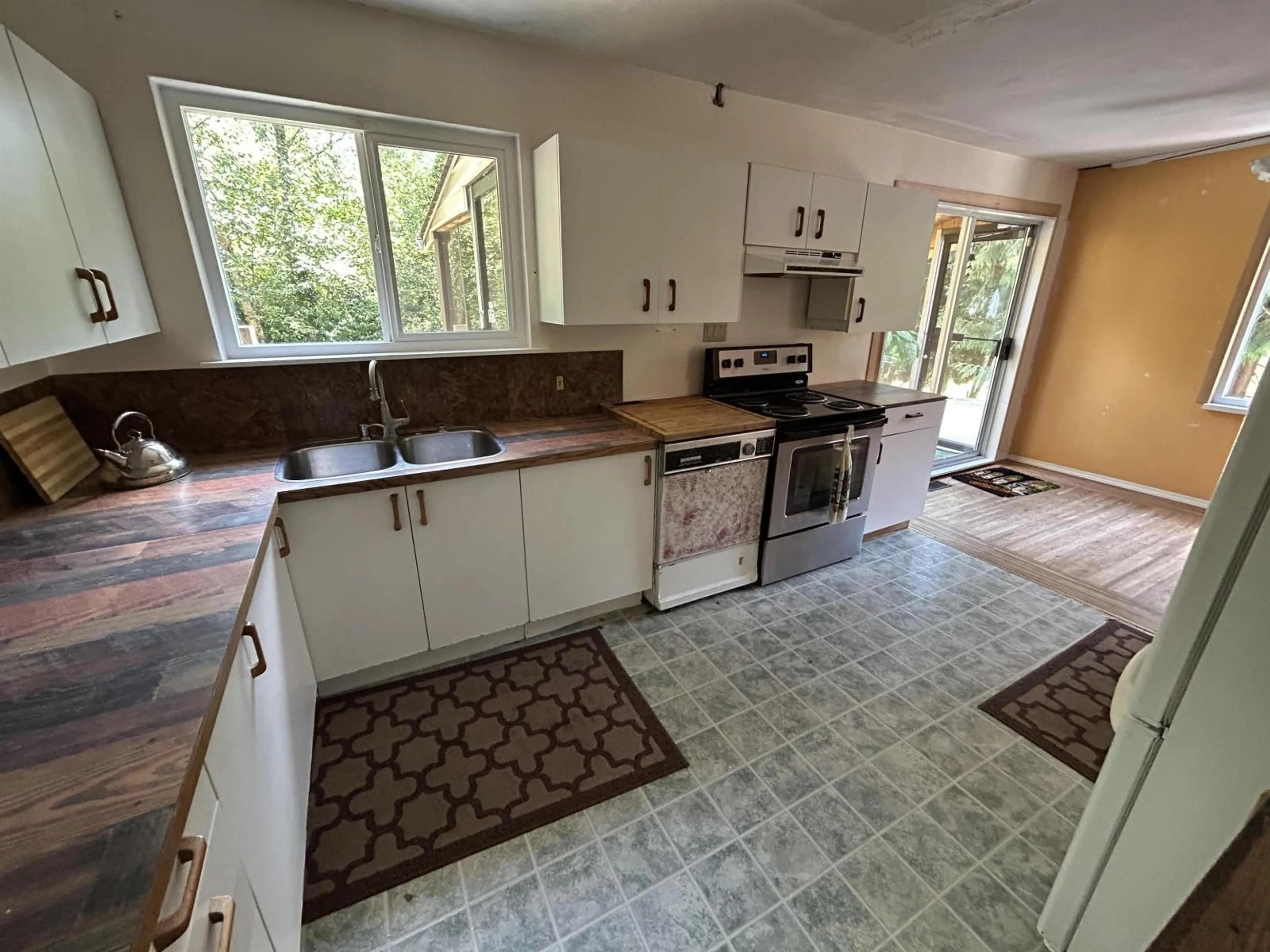 Standard kitchen, unknown for 7048 140A STREET, Surrey British Columbia V3W5L5