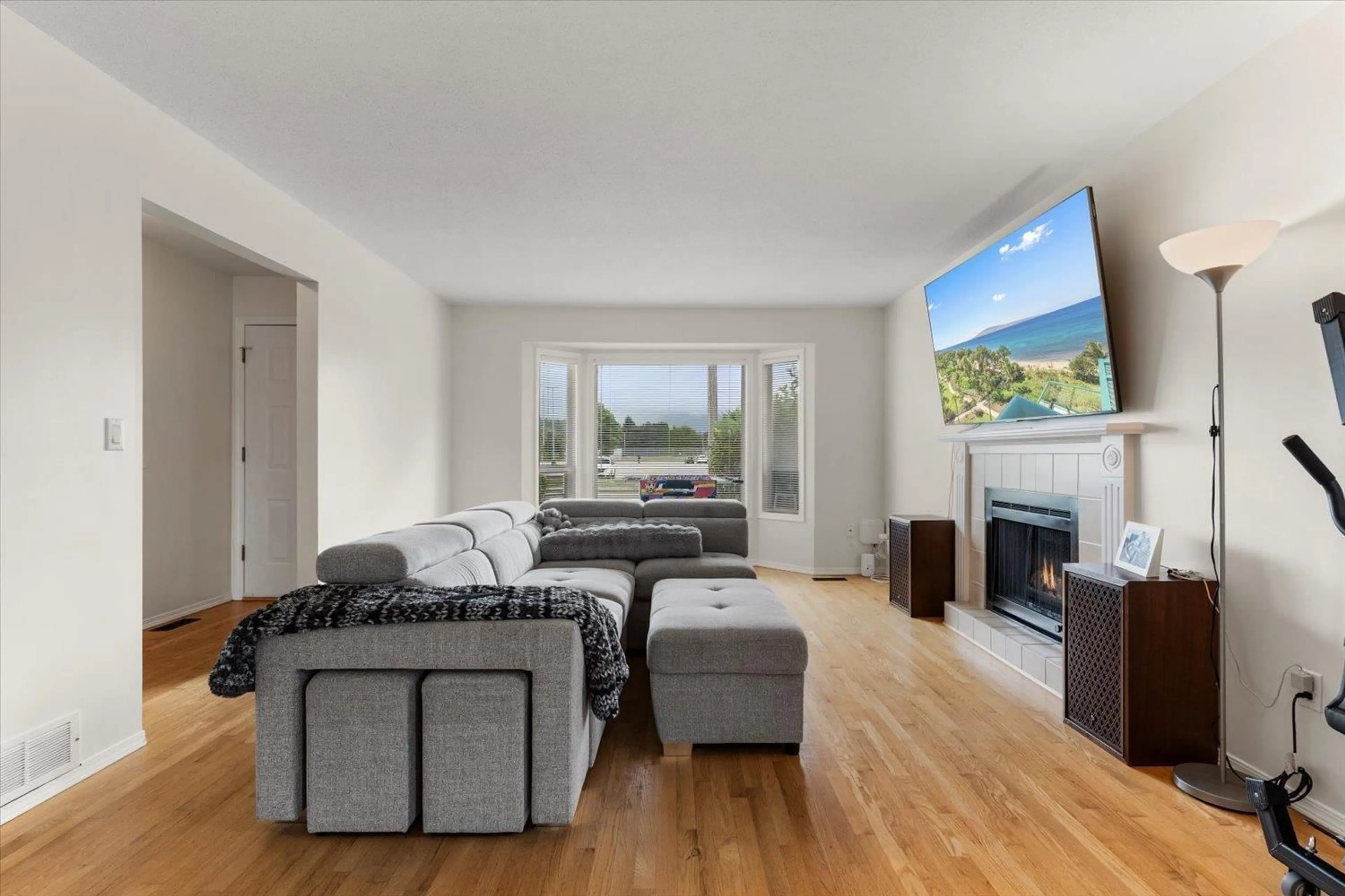 Living room with furniture, unknown for 45495 STEVENSON ROAD, Chilliwack British Columbia V2R2Z6