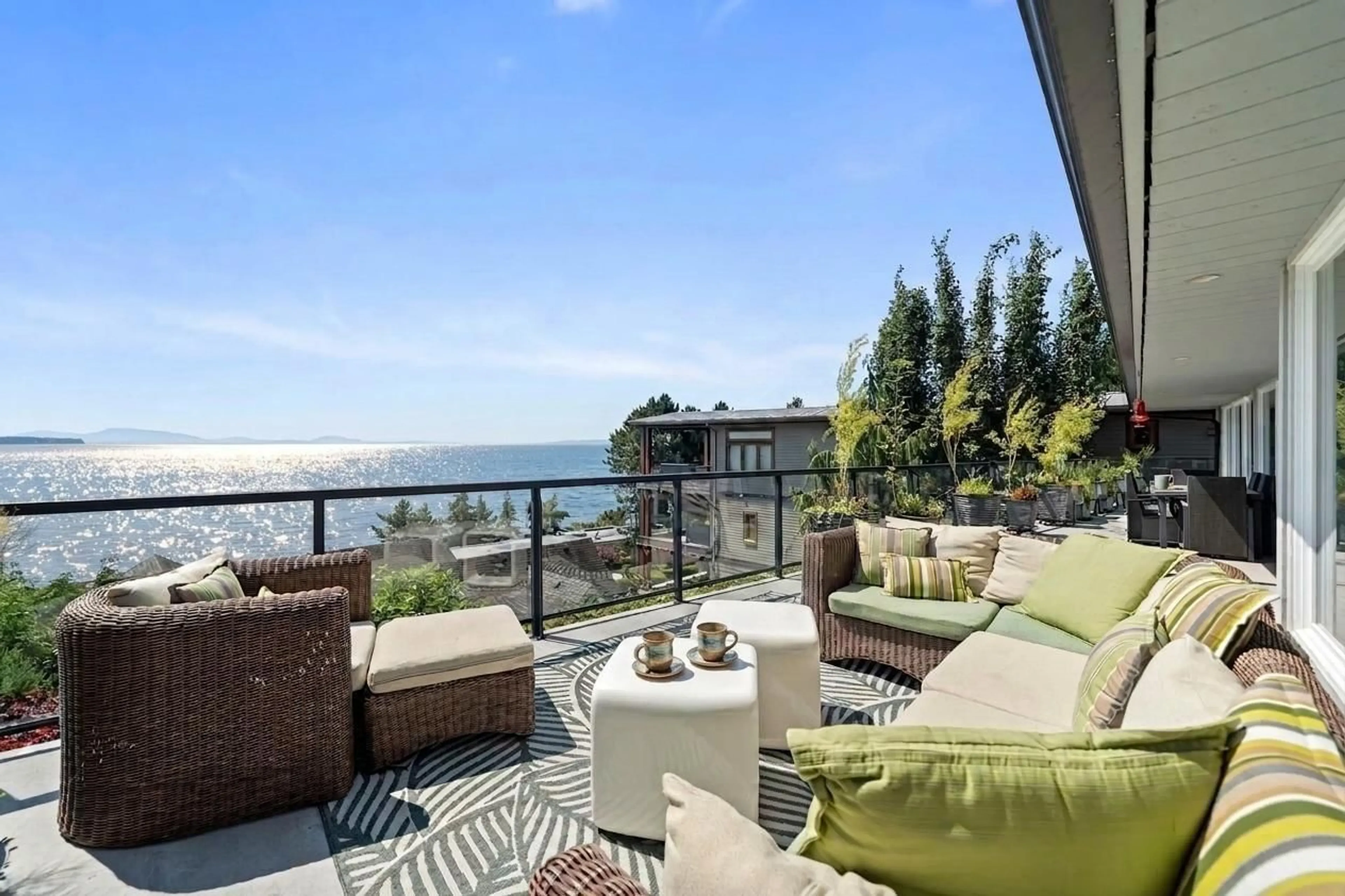 Patio, water/lake/river/ocean view for 14380 SUNSET DRIVE, White Rock British Columbia V4B2V5