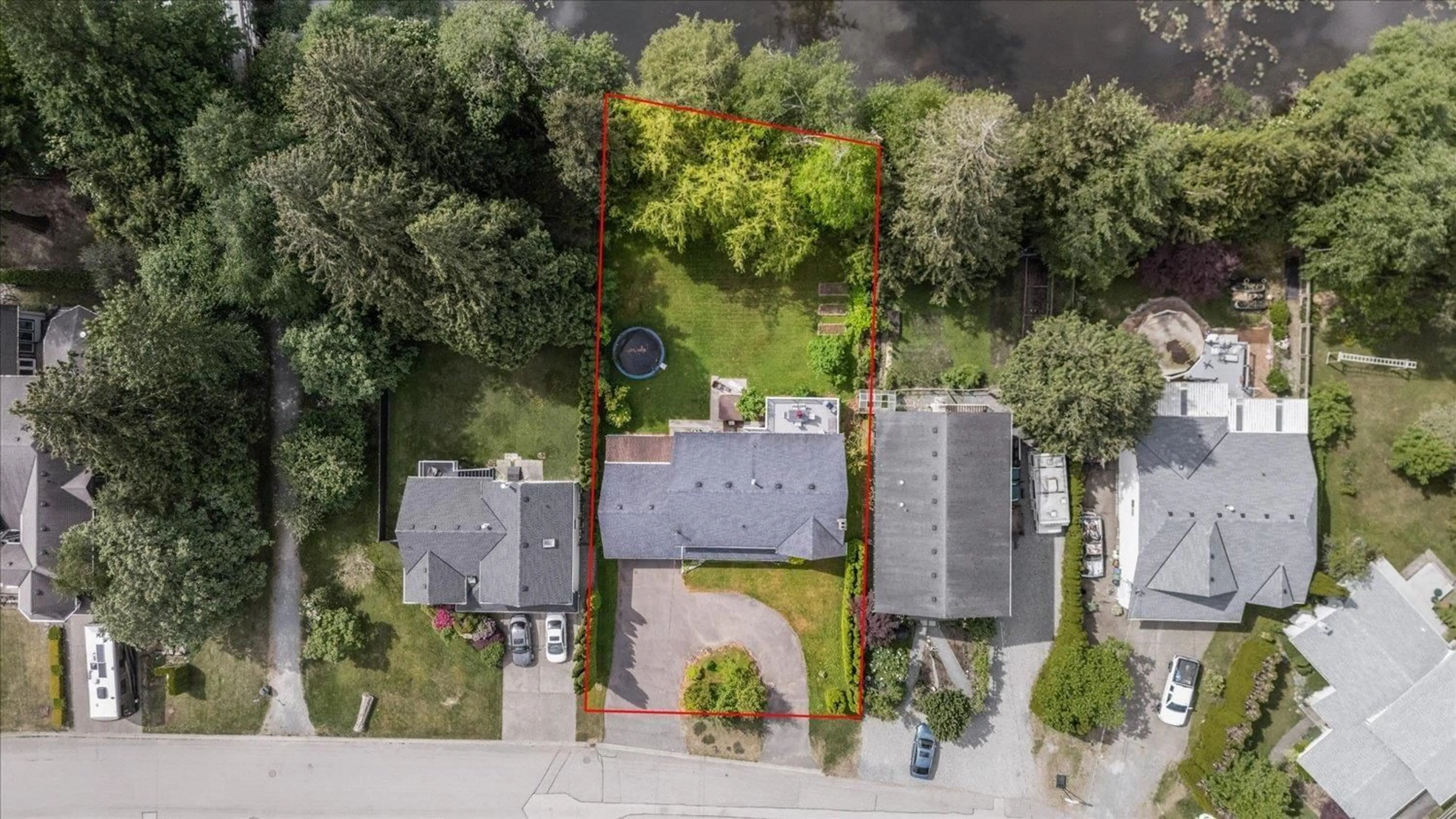 A pic from outside/outdoor area/front of a property/back of a property/a pic from drone, water/lake/river/ocean view for 459 NAISMITH AVENUE, Harrison Hot Springs British Columbia V0M1K0