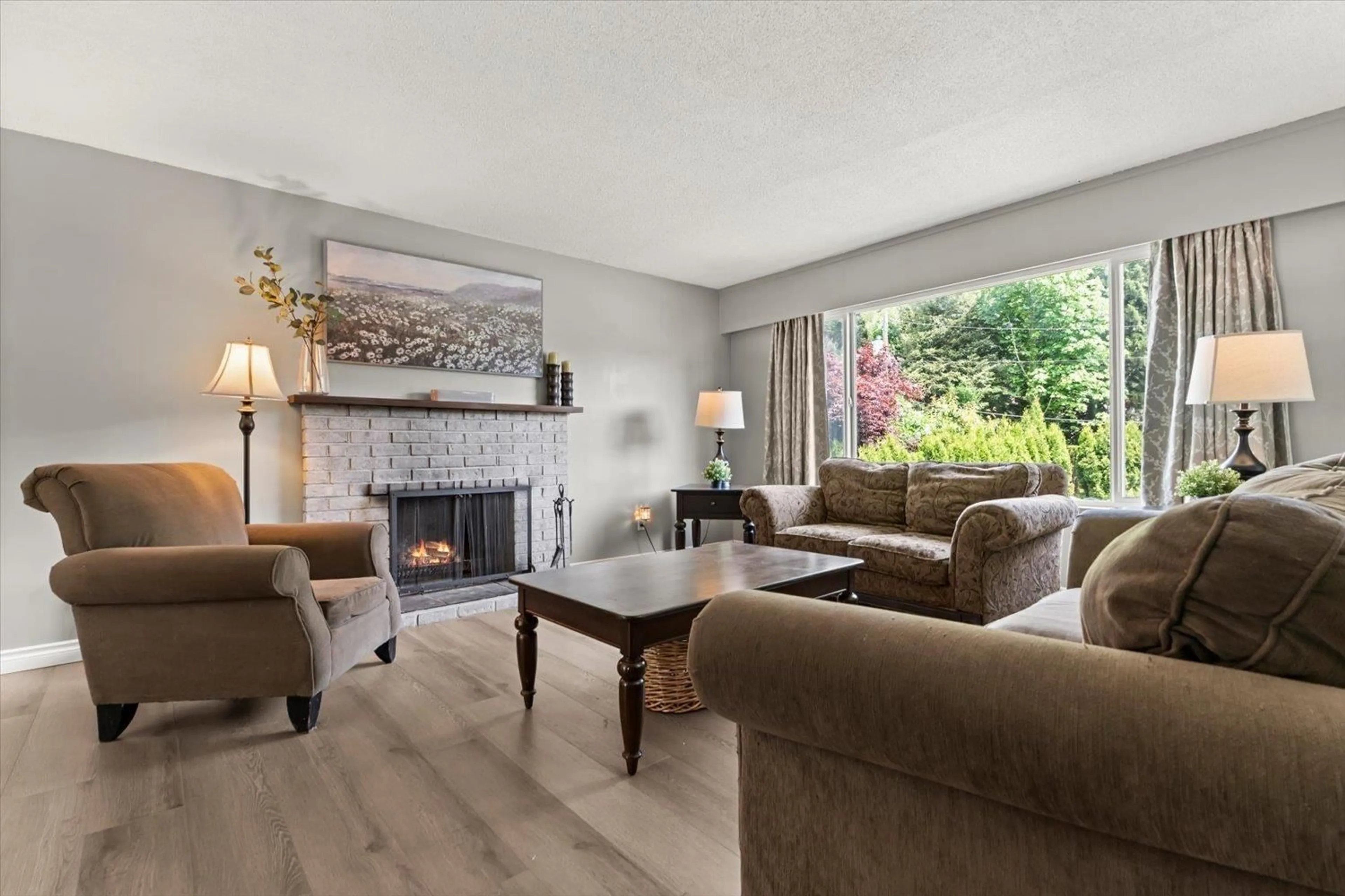 Living room with furniture, unknown for 459 NAISMITH AVENUE, Harrison Hot Springs British Columbia V0M1K0
