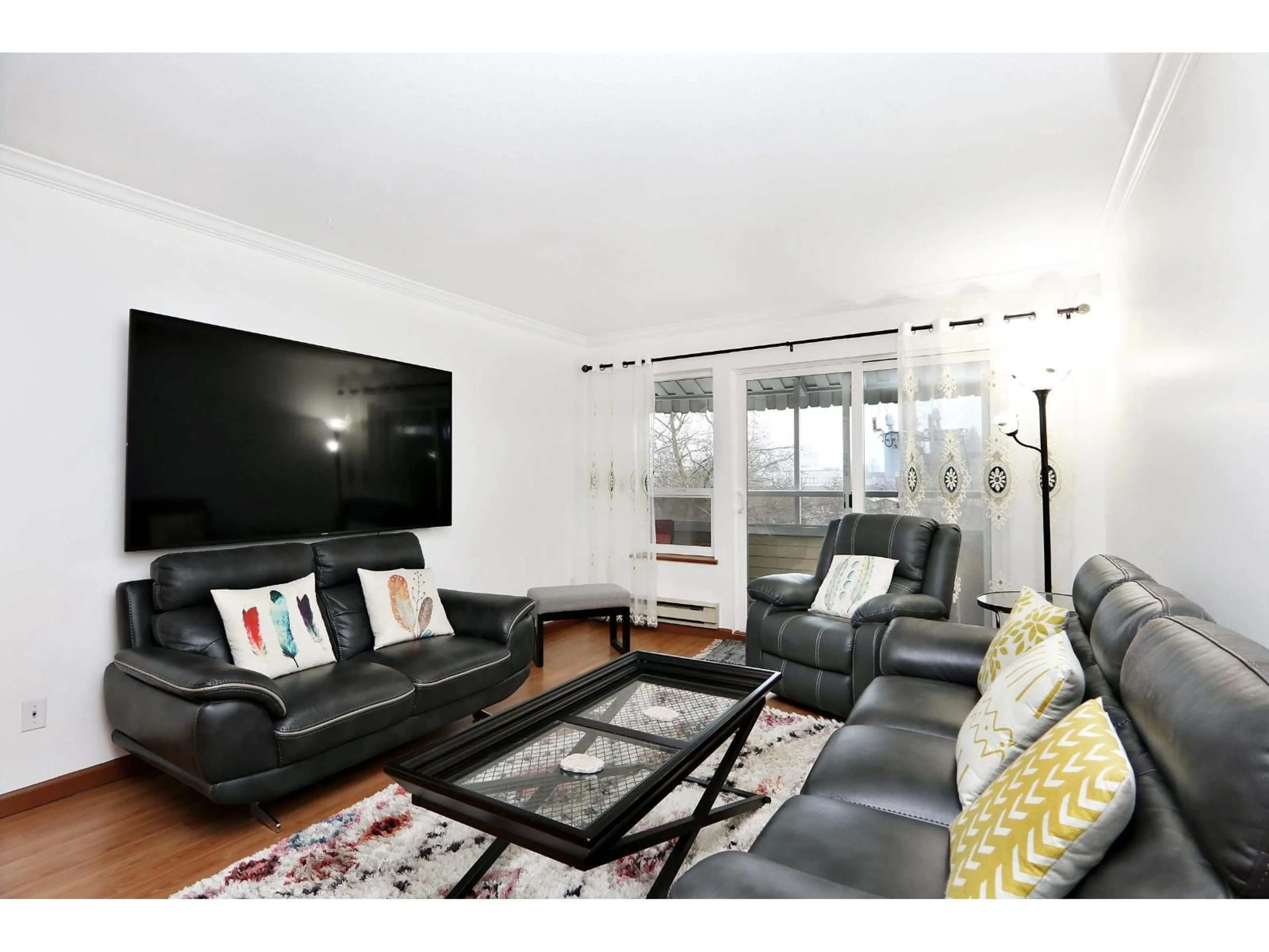 Living room with furniture, wood/laminate floor for 302 - 46005 BOLE AVENUE, Chilliwack British Columbia V2P7W7