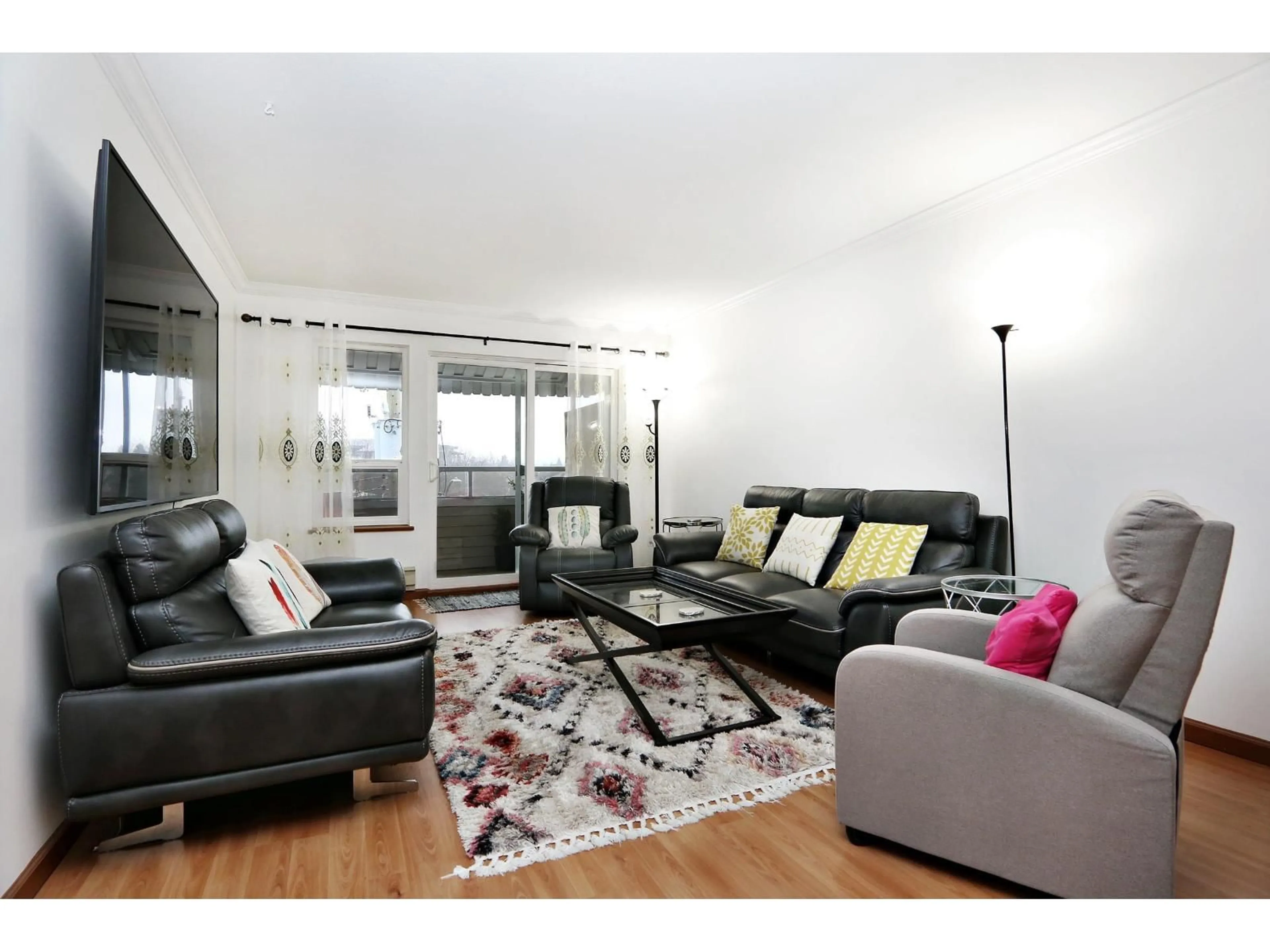 Living room with furniture, wood/laminate floor for 302 - 46005 BOLE AVENUE, Chilliwack British Columbia V2P7W7