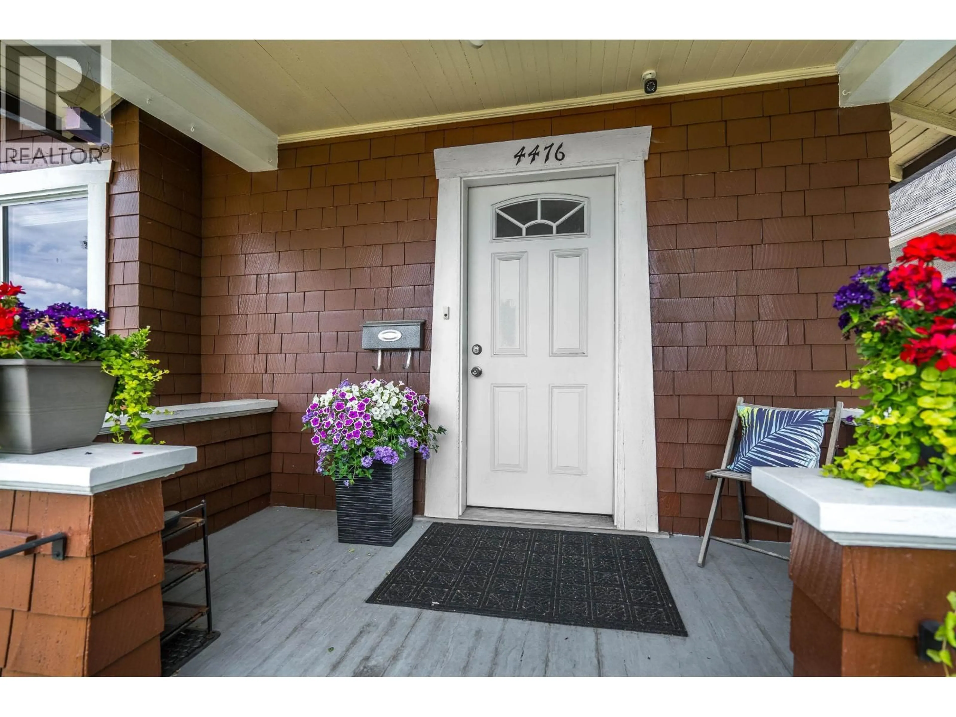 Indoor entryway for 4476 BEATRICE STREET, Vancouver British Columbia V5N4J2