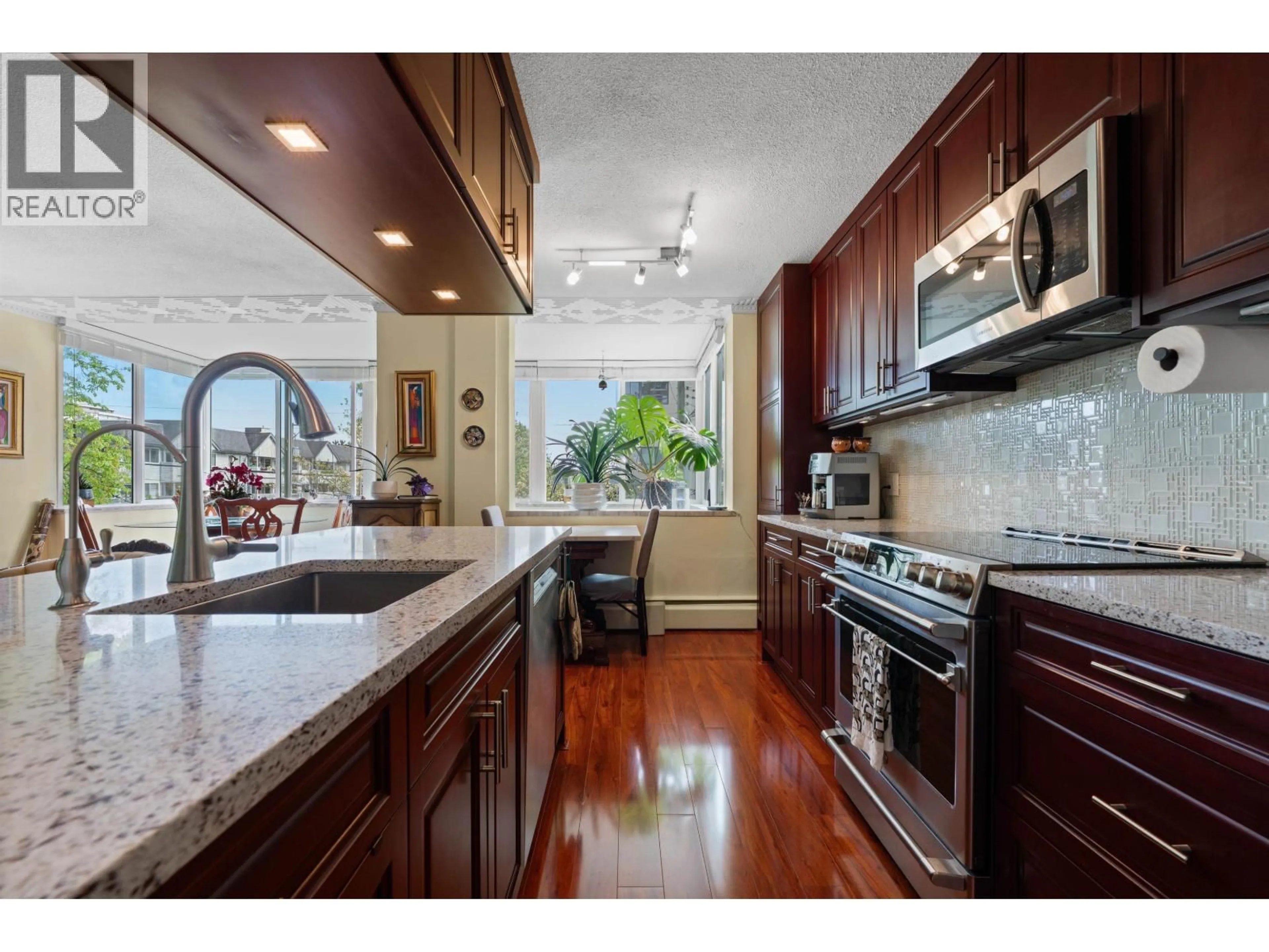 Open concept kitchen, ceramic/tile floor for 212 - 1425 ESQUIMALT AVENUE, West Vancouver British Columbia V7T1L1