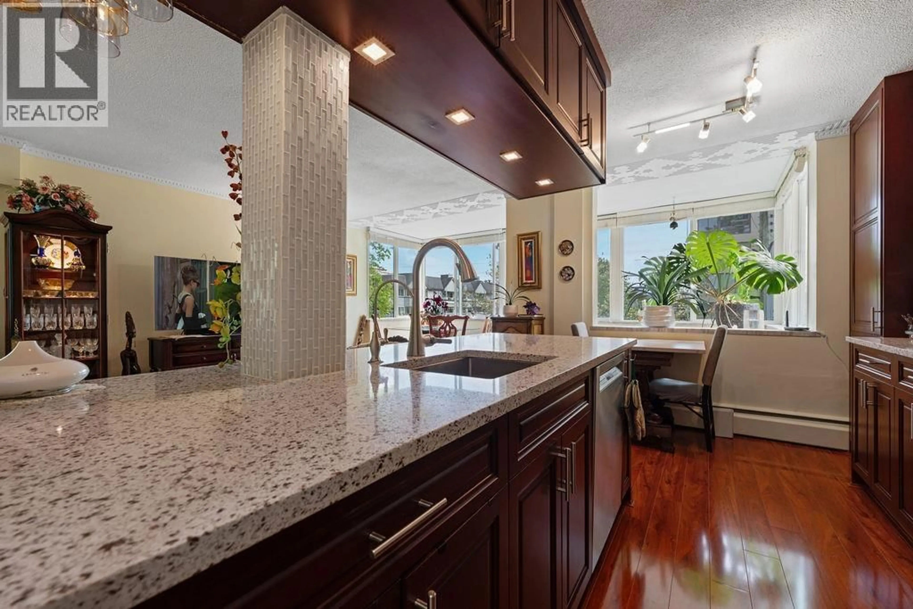 Open concept kitchen, ceramic/tile floor for 212 - 1425 ESQUIMALT AVENUE, West Vancouver British Columbia V7T1L1