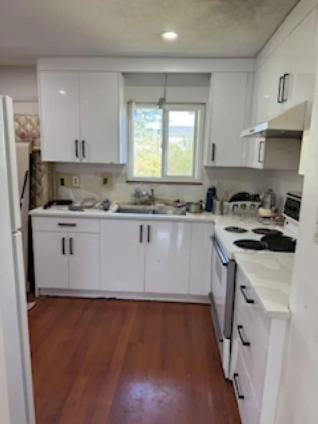 8868 ROSLIN PLACE, Surrey 4
