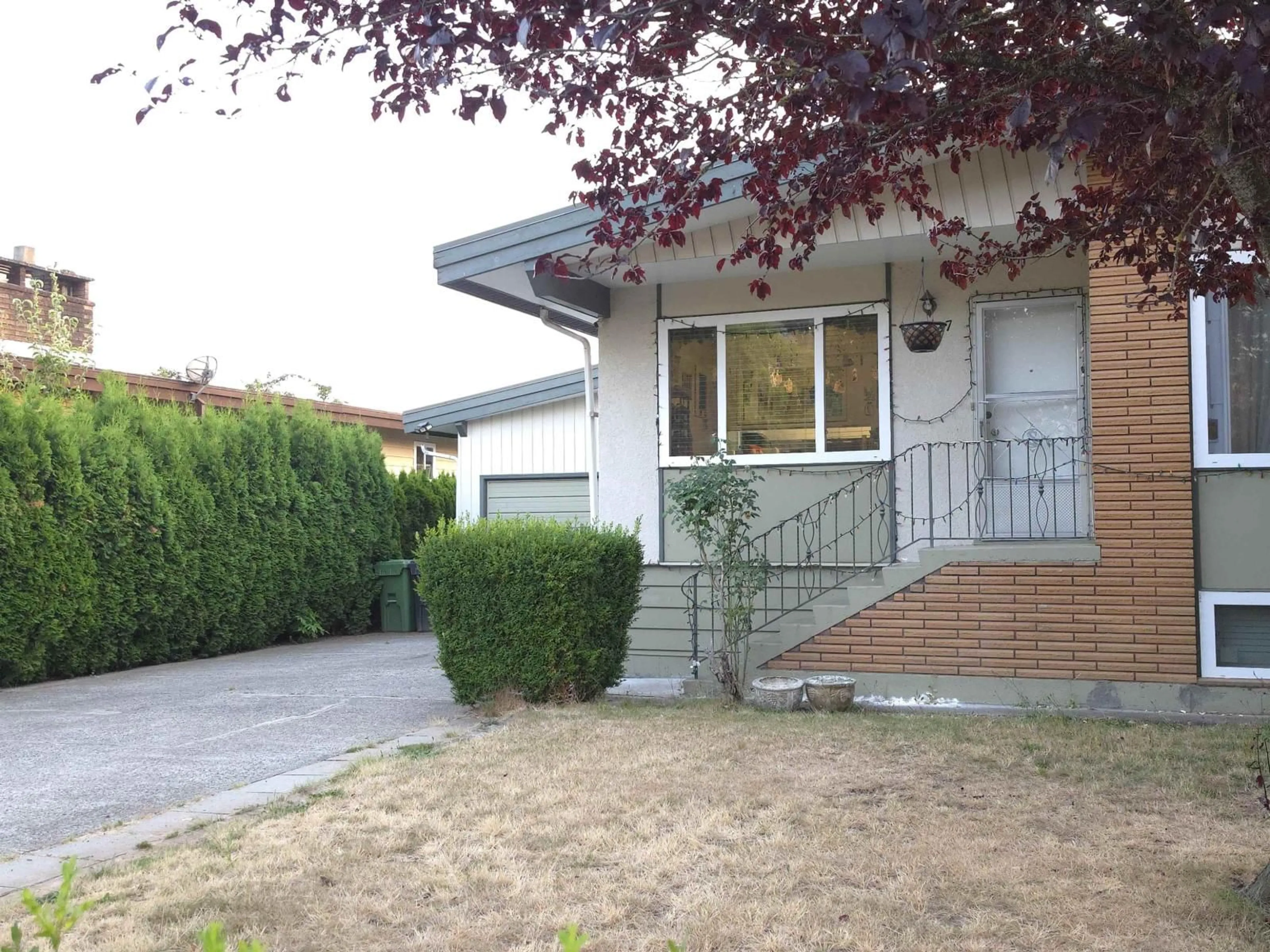 Home with vinyl exterior material, street for 2627 COUNTESS STREET, Abbotsford British Columbia V2T2V8