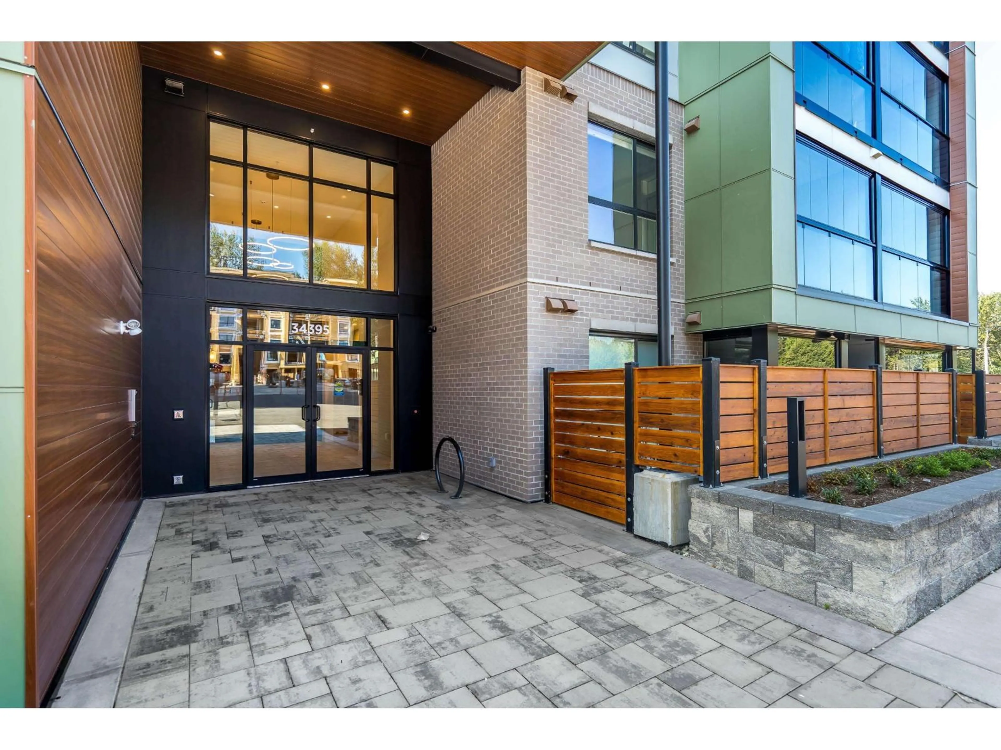 Indoor entryway for 205 - 34395 GLADYS AVENUE, Abbotsford British Columbia V2S0R4