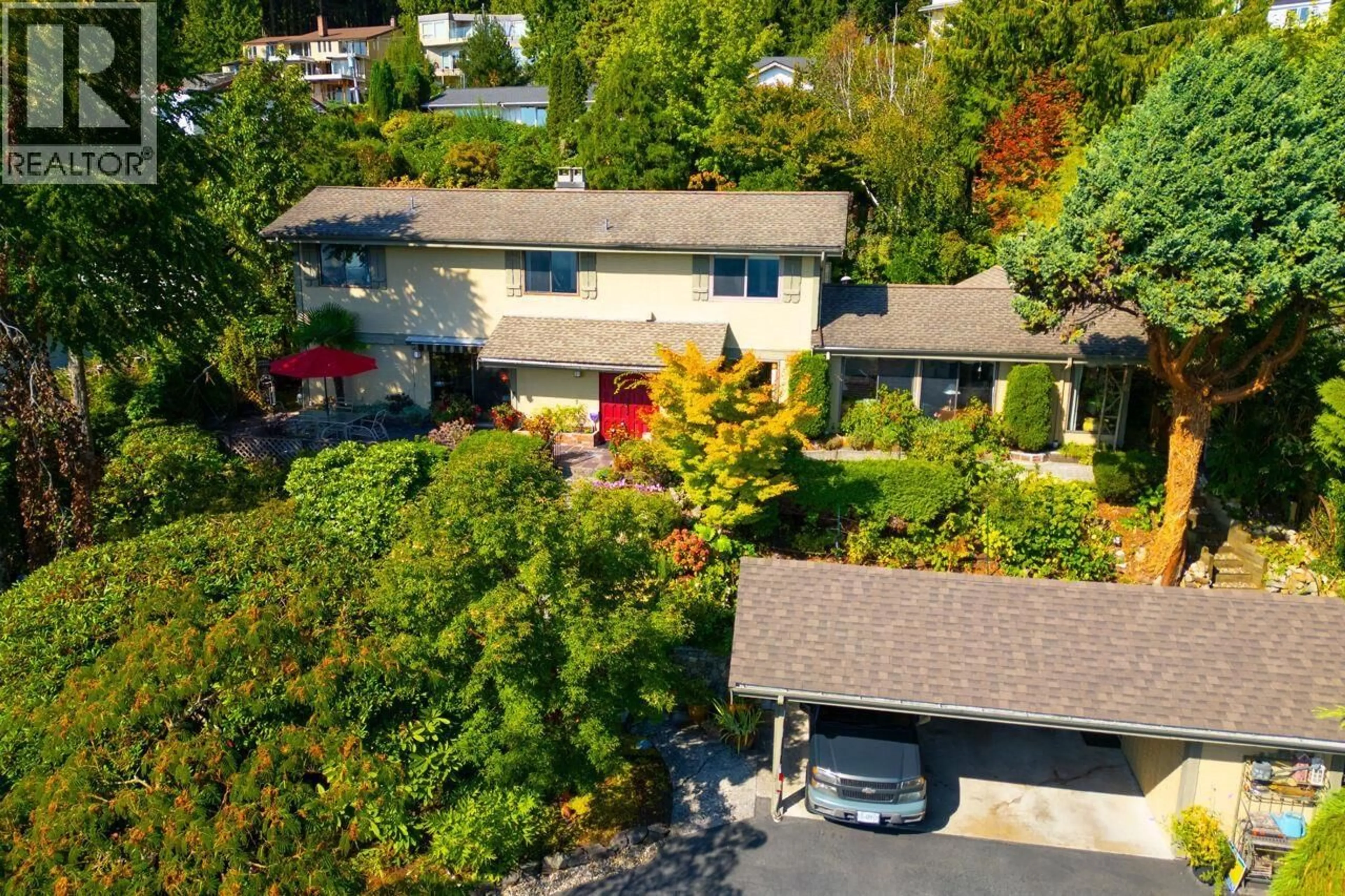 A pic from outside/outdoor area/front of a property/back of a property/a pic from drone, street for 560 CRAIGMOHR DRIVE, West Vancouver British Columbia V7S1W9