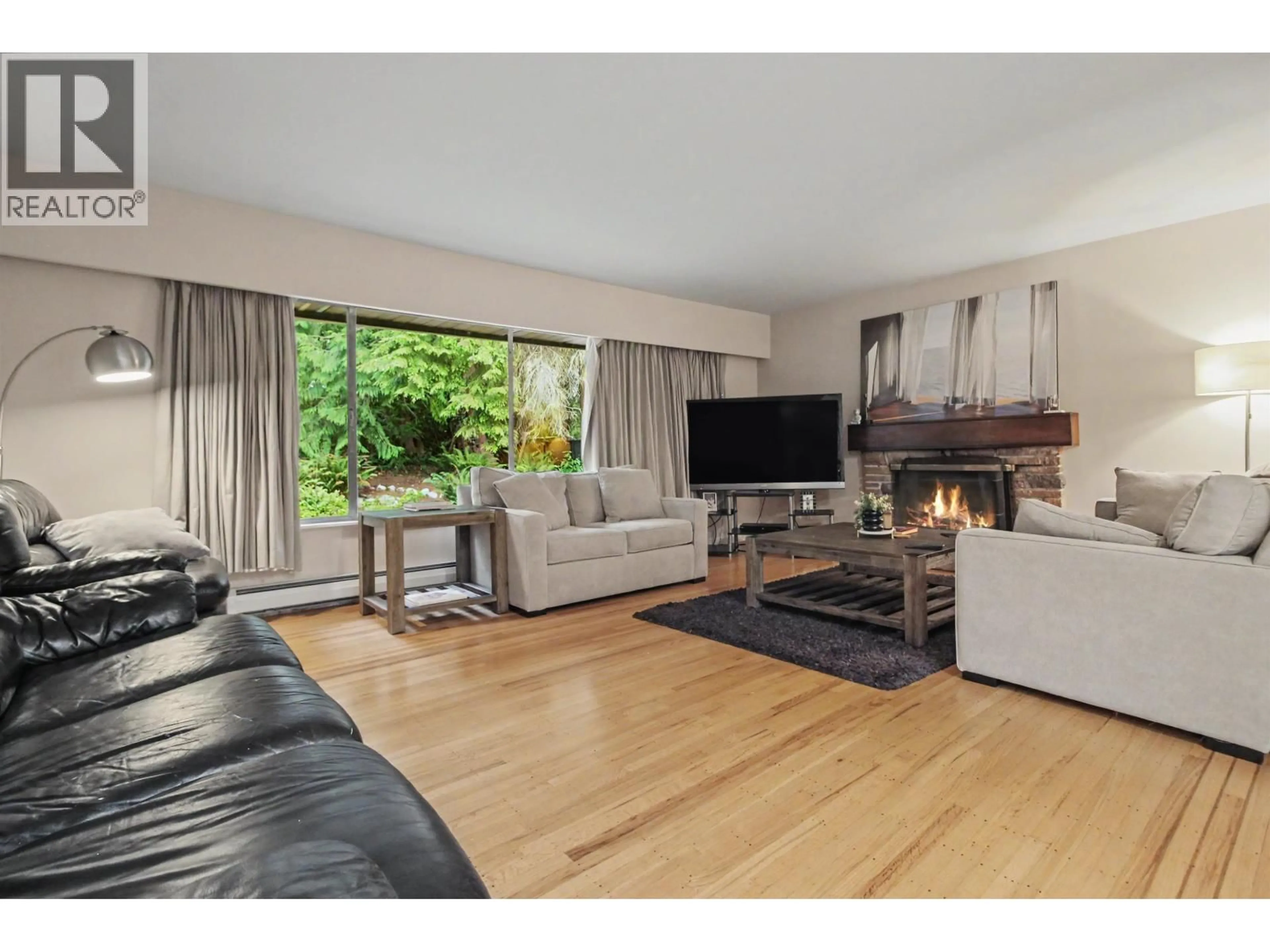 Living room with furniture, wood/laminate floor for 4321 KEITH ROAD, West Vancouver British Columbia V7W2L9