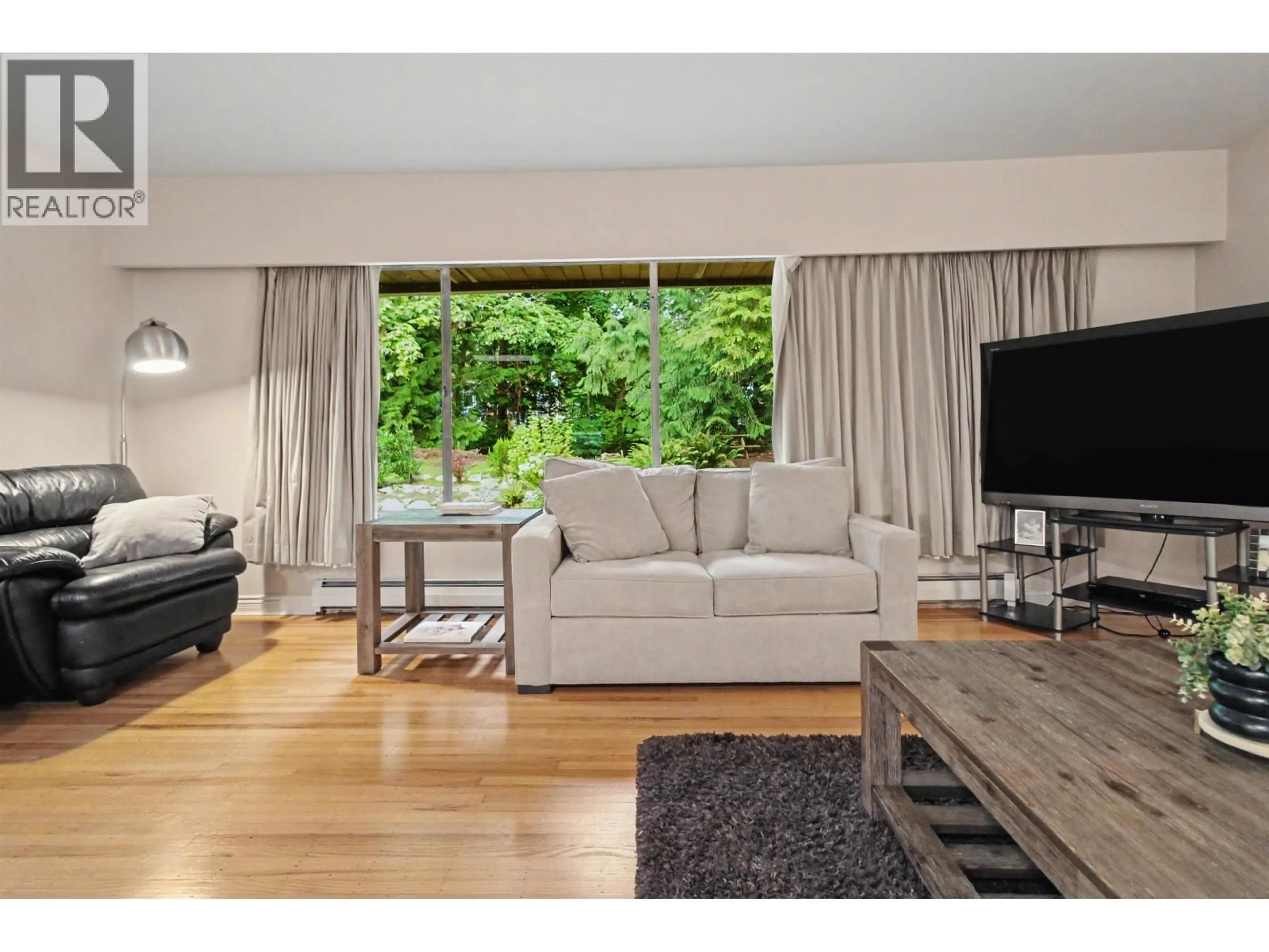 Living room with furniture, wood/laminate floor for 4321 KEITH ROAD, West Vancouver British Columbia V7W2L9