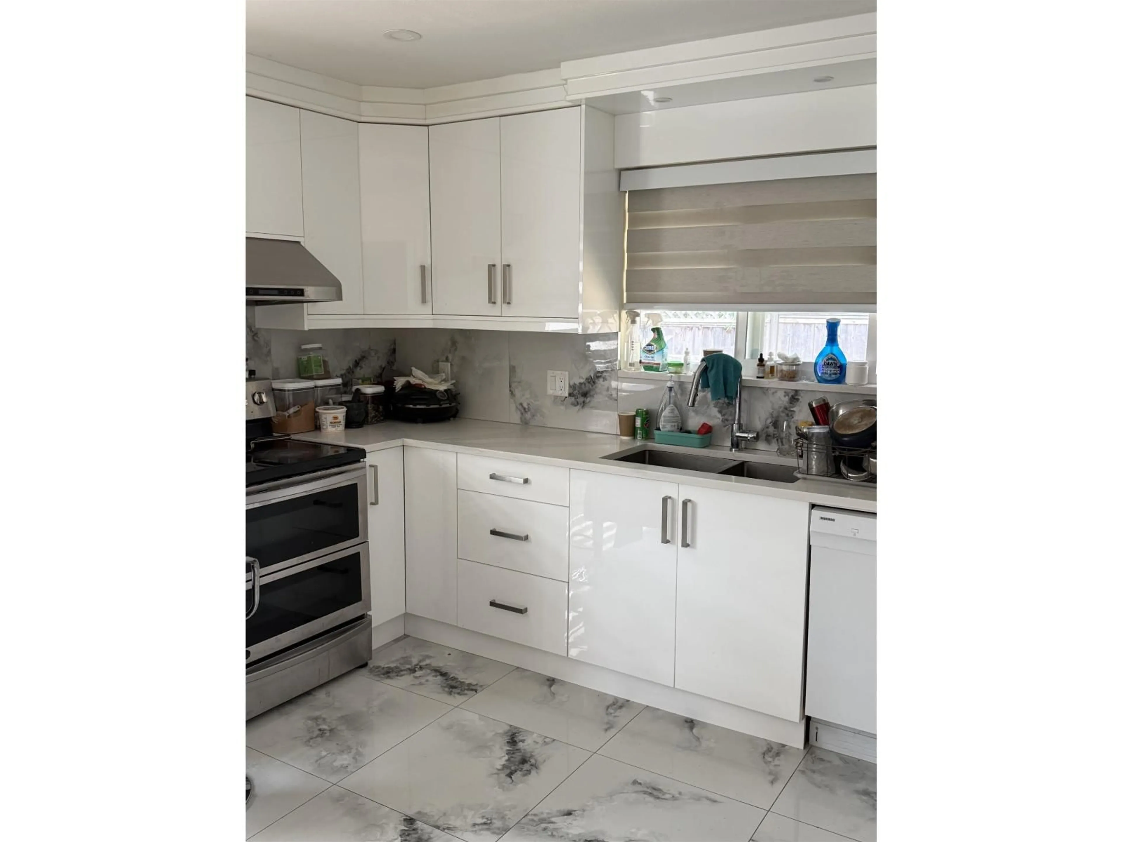 Contemporary kitchen, ceramic/tile floor for 6725 129 STREET, Surrey British Columbia V3W8H8