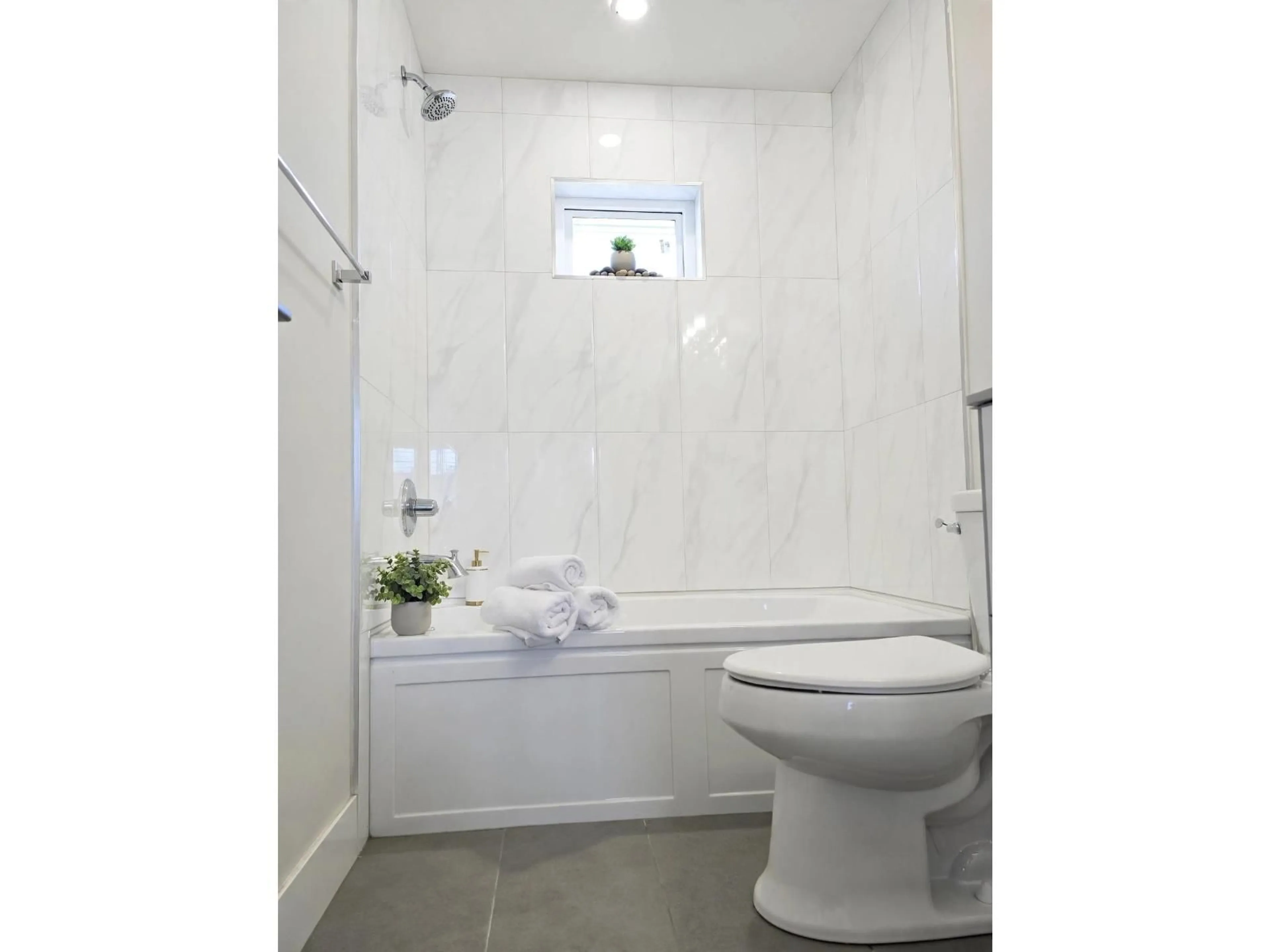 Standard bathroom, ceramic/tile floor for 4 - 8033 166B STREET, Surrey British Columbia V4N0G7