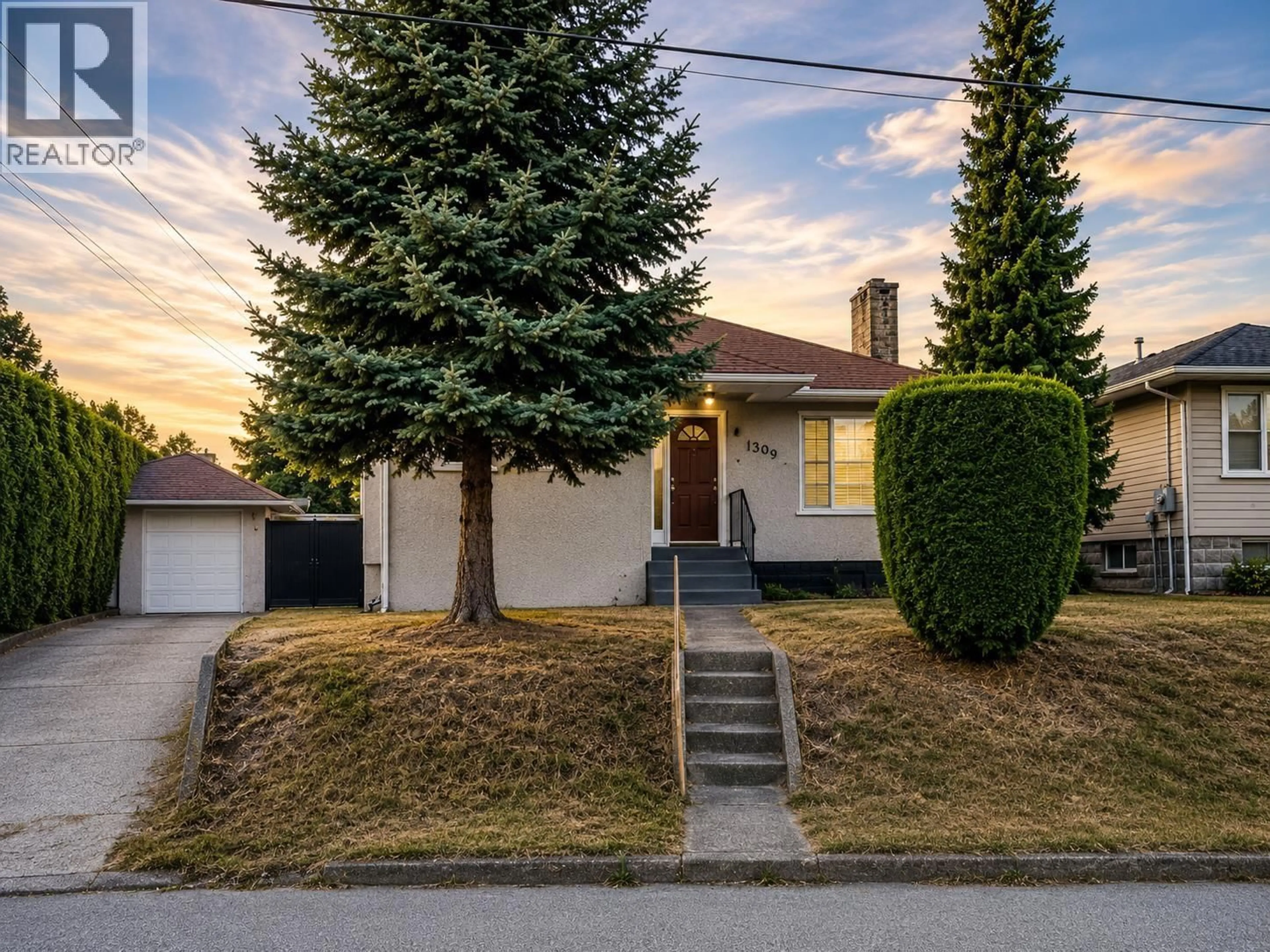 A pic from outside/outdoor area/front of a property/back of a property/a pic from drone, street for 1309 EDINBURGH STREET, New Westminster British Columbia V3M2W1