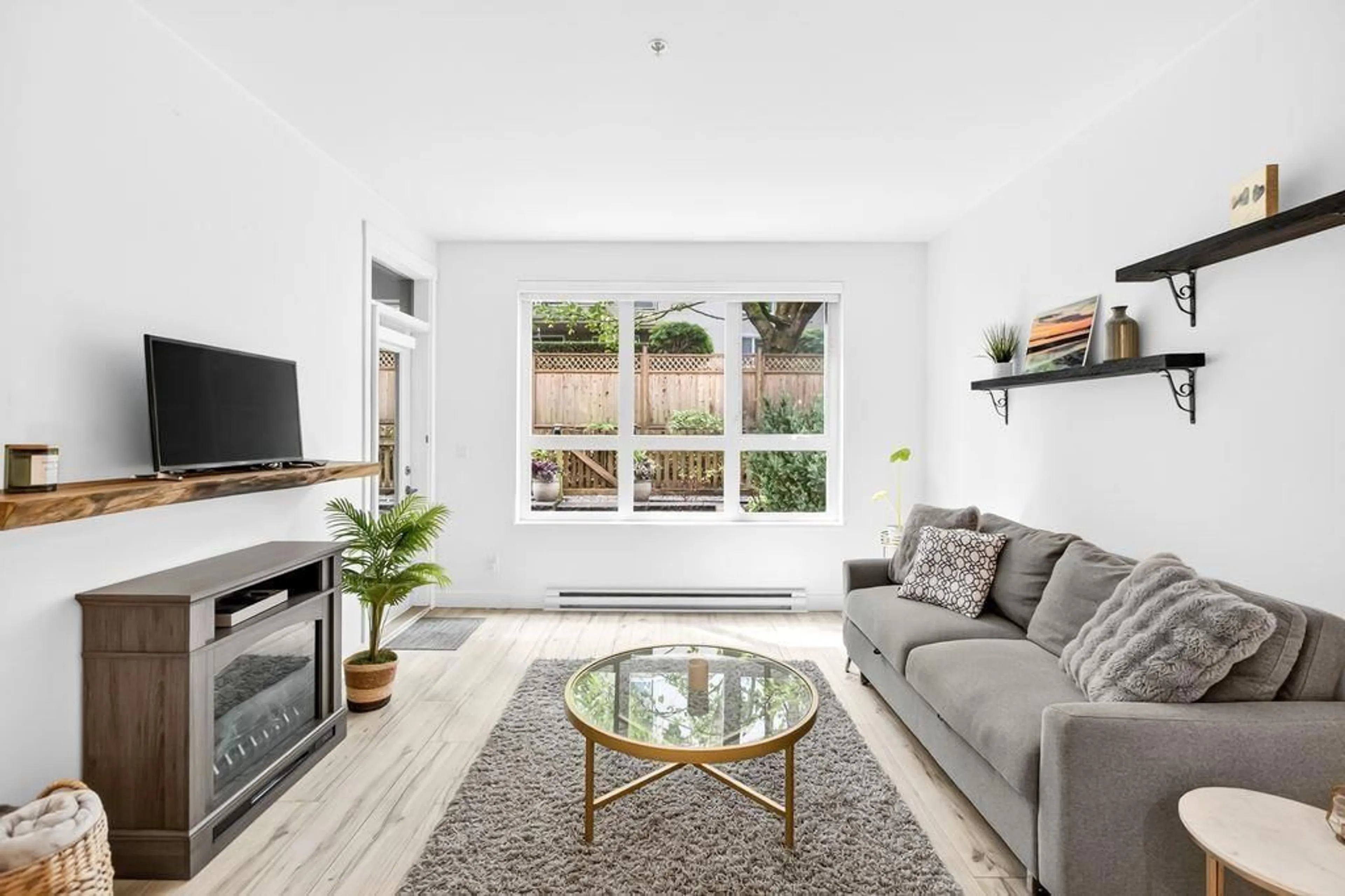 Living room with furniture, unknown for 106 - 15188 29A AVENUE, Surrey British Columbia V4P1H1