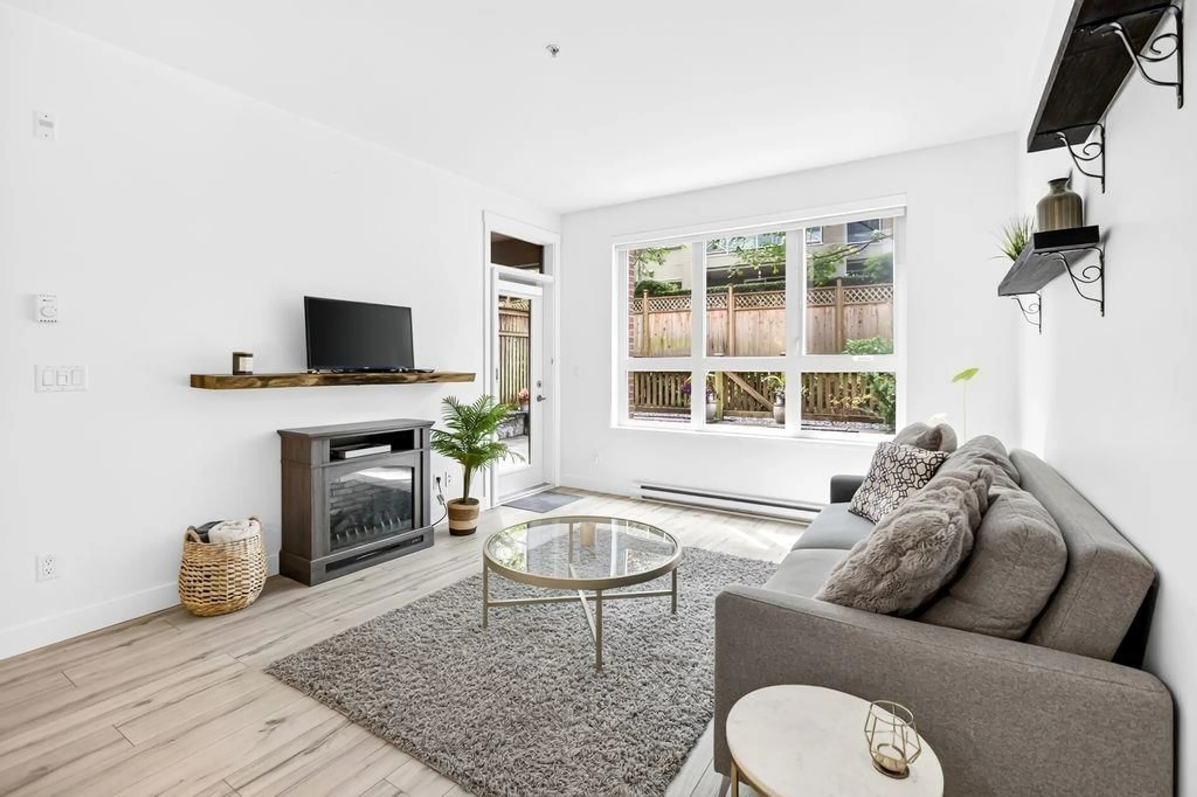 Living room with furniture, unknown for 106 - 15188 29A AVENUE, Surrey British Columbia V4P1H1