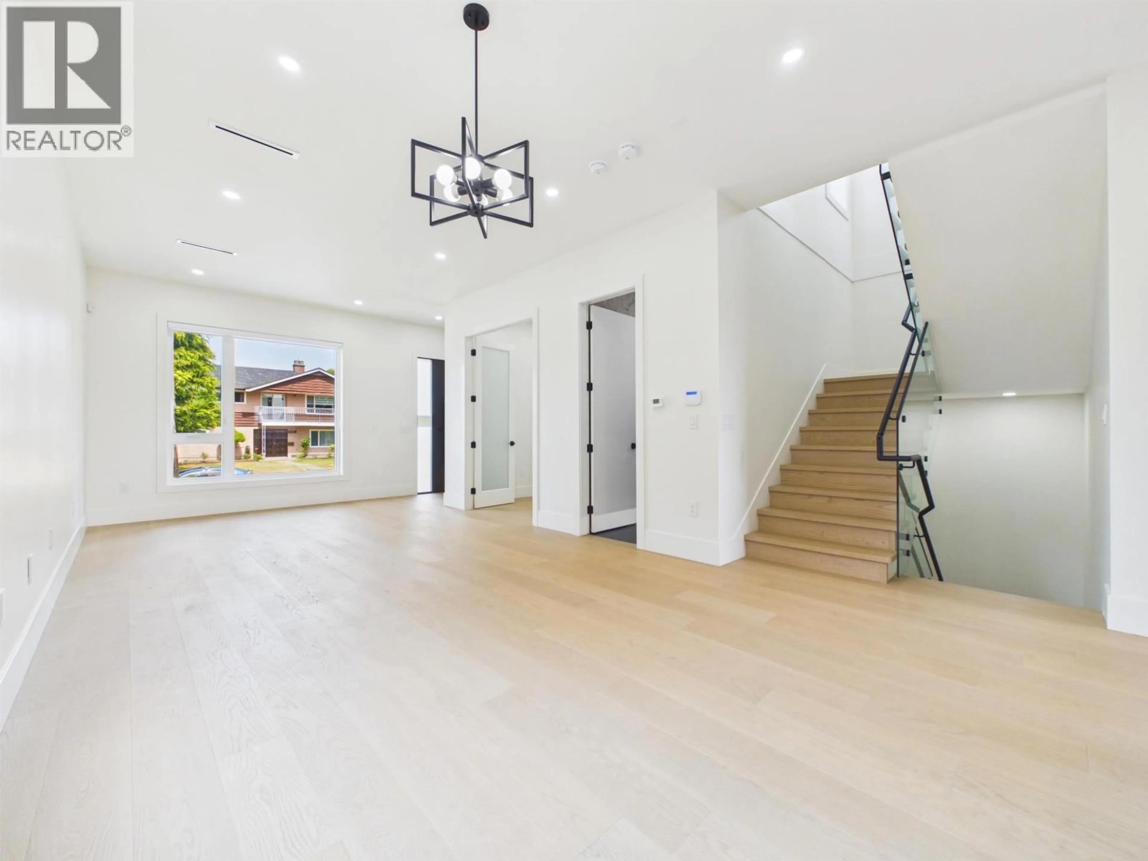Indoor foyer for 1 - 6512 GRANT STREET, Burnaby British Columbia V5B2K8