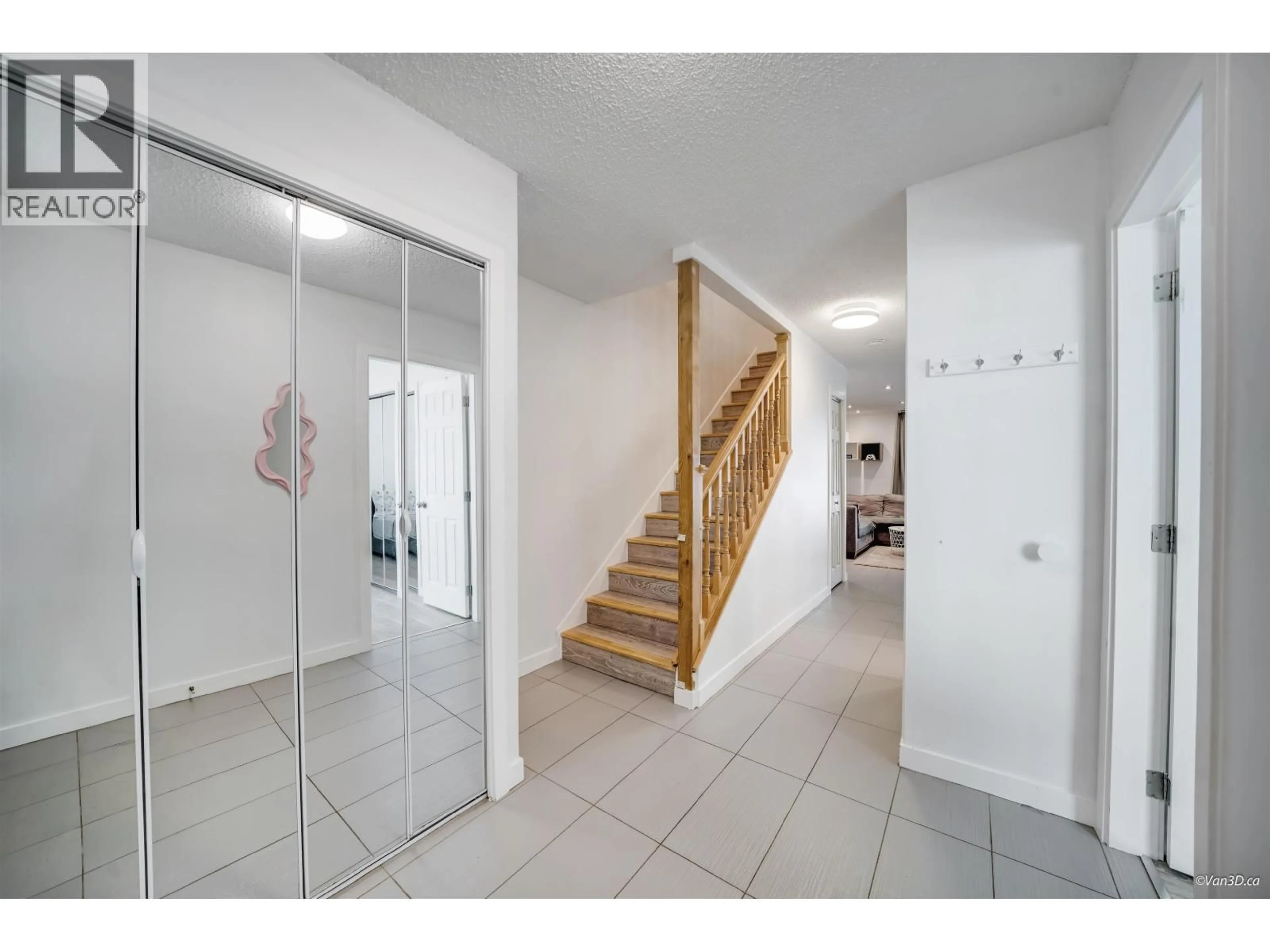 Indoor foyer for 2535 GORDON AVENUE, Port Coquitlam British Columbia V3C3Z3