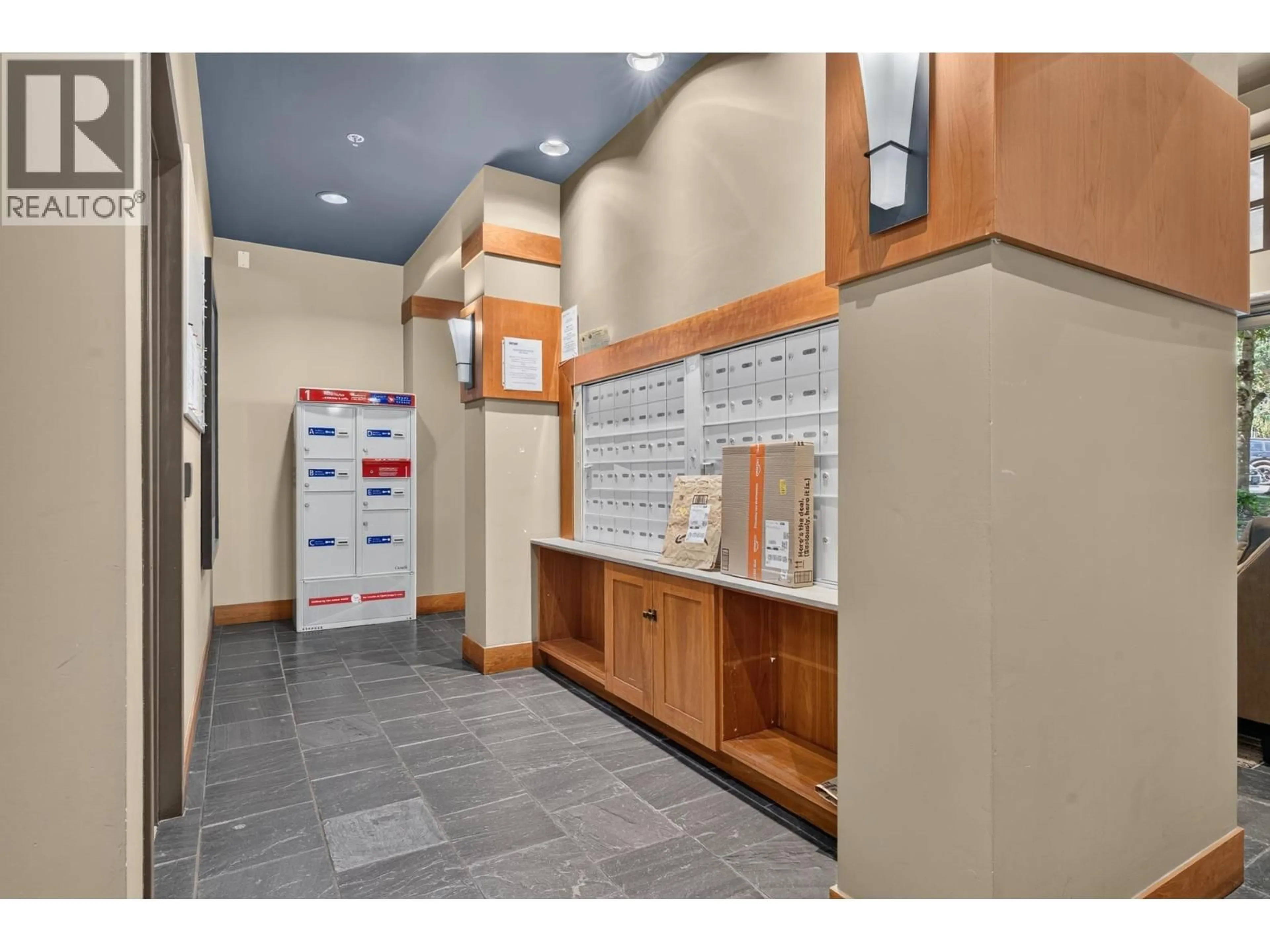 Indoor foyer for 307 - 3082 DAYANEE SPRINGS BOULEVARD, Coquitlam British Columbia V3E0A3