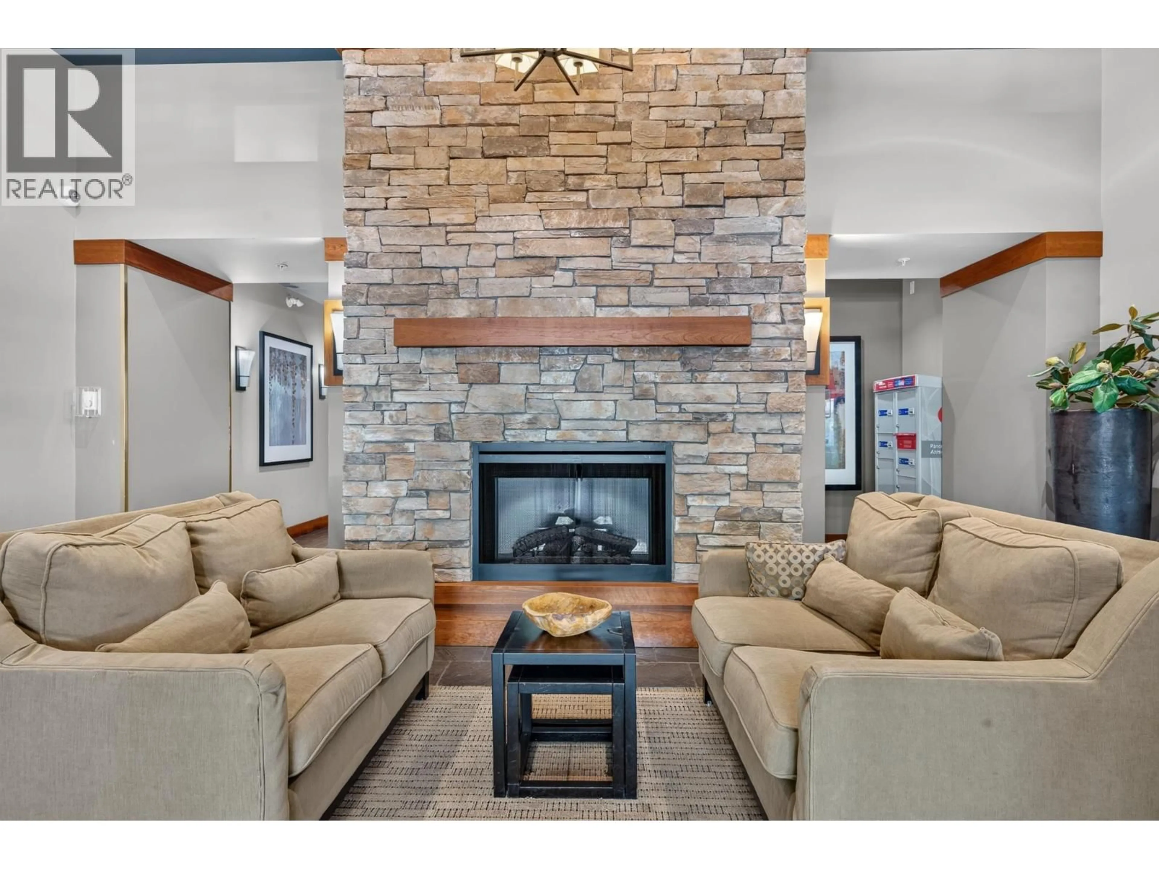 Living room with furniture, unknown for 307 - 3082 DAYANEE SPRINGS BOULEVARD, Coquitlam British Columbia V3E0A3