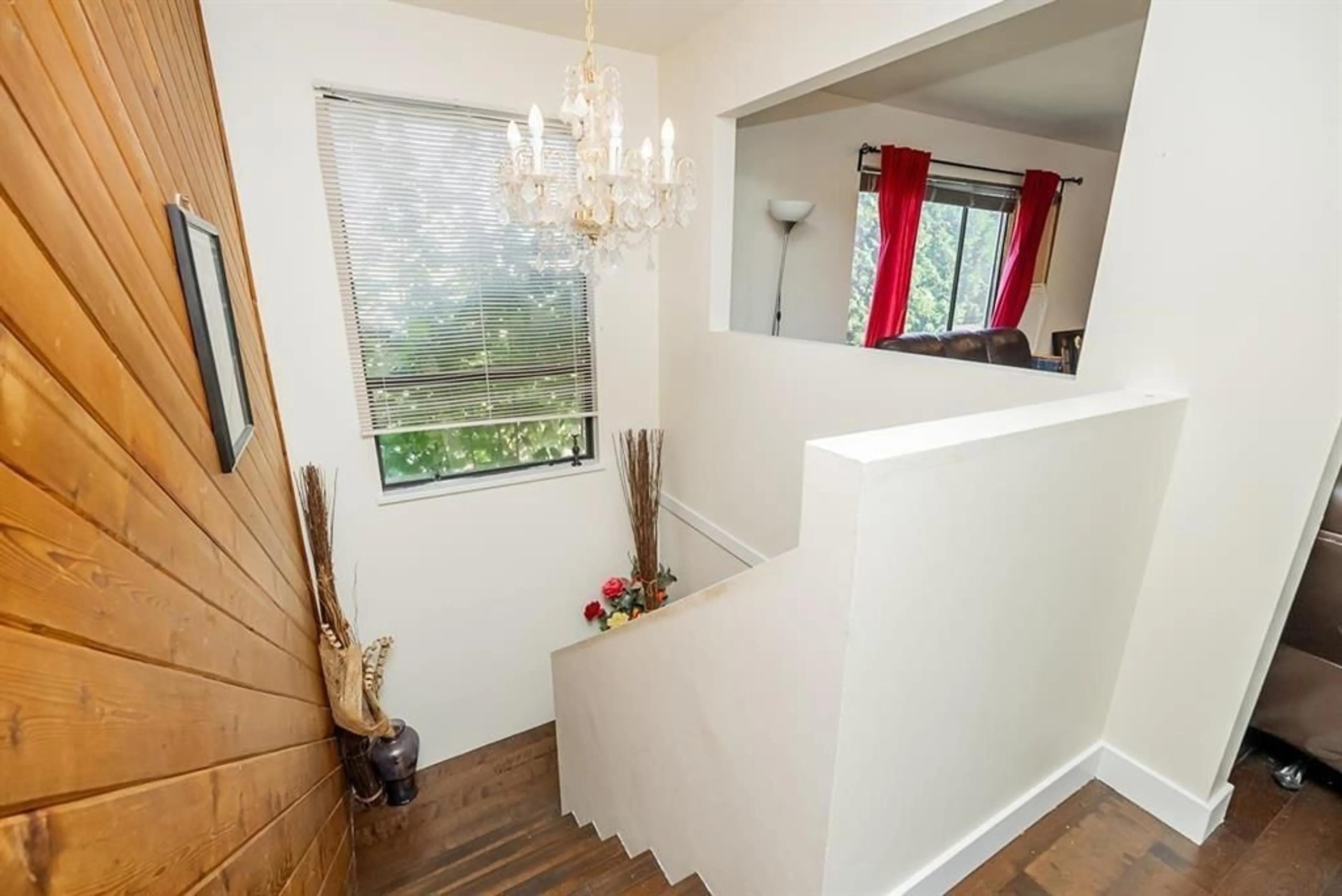 Indoor foyer for 15097 95 AVENUE, Surrey British Columbia V3R7S3
