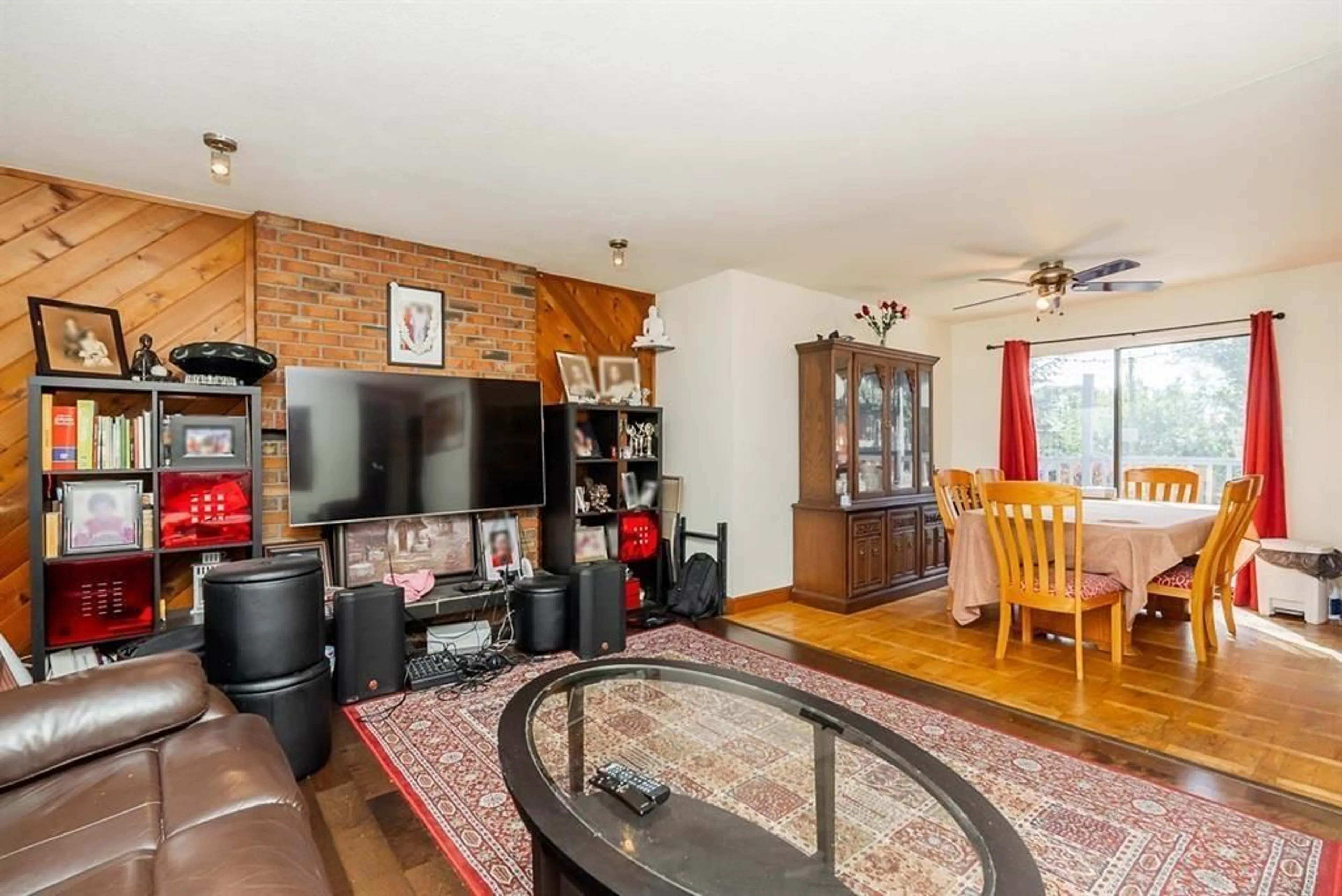 Living room with furniture, wood/laminate floor for 15097 95 AVENUE, Surrey British Columbia V3R7S3