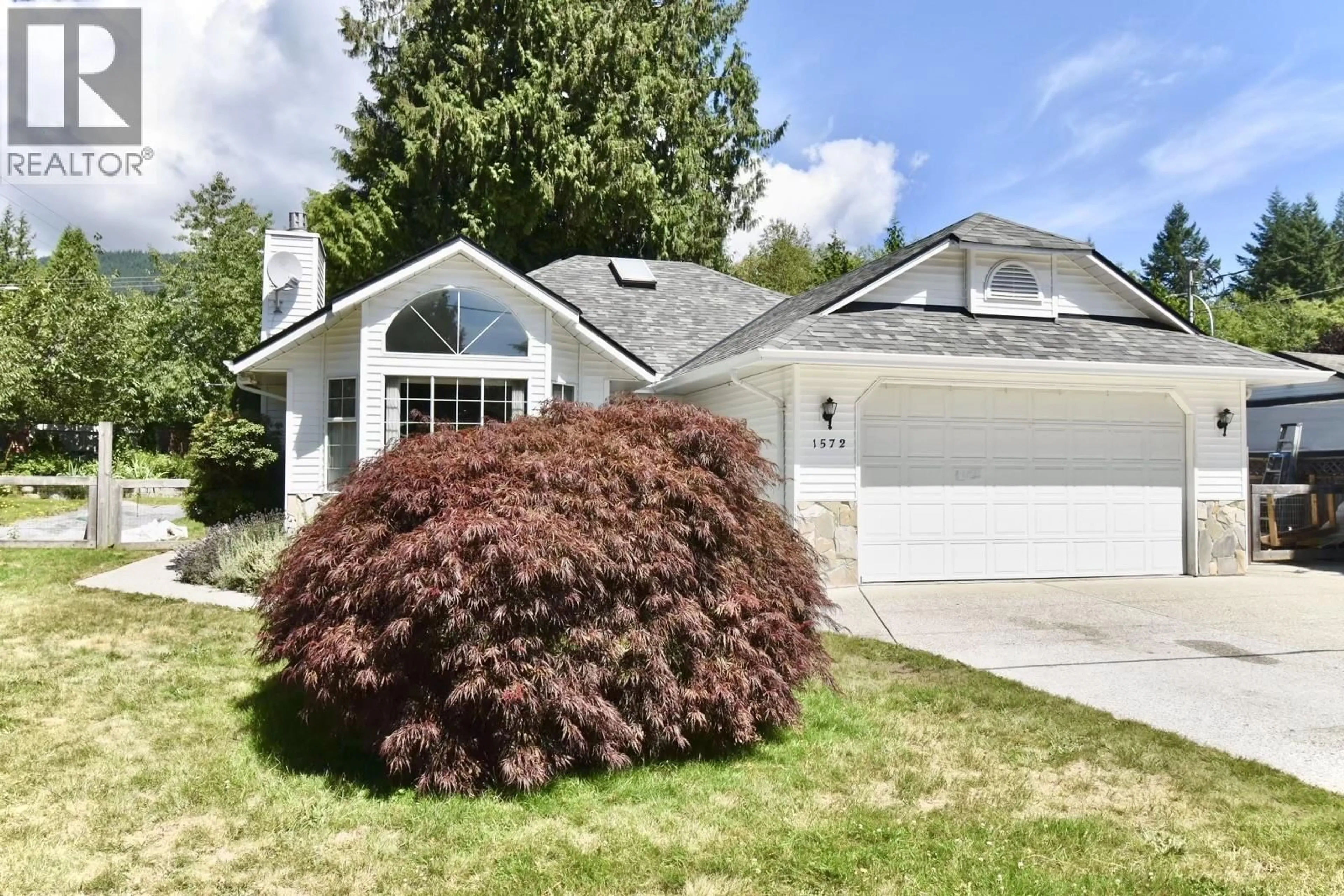 Home with vinyl exterior material, street for 1572 LARCHBERRY WAY, Gibsons British Columbia V0N1V5