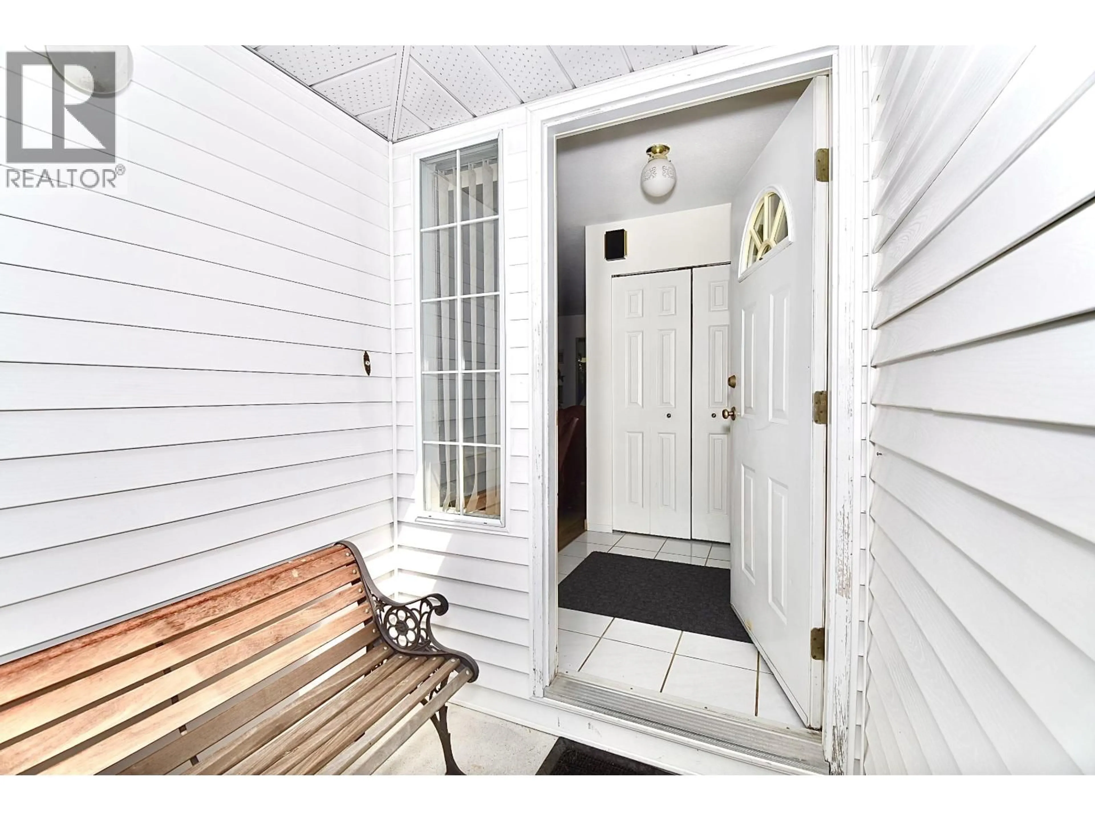 Indoor entryway for 1572 LARCHBERRY WAY, Gibsons British Columbia V0N1V5