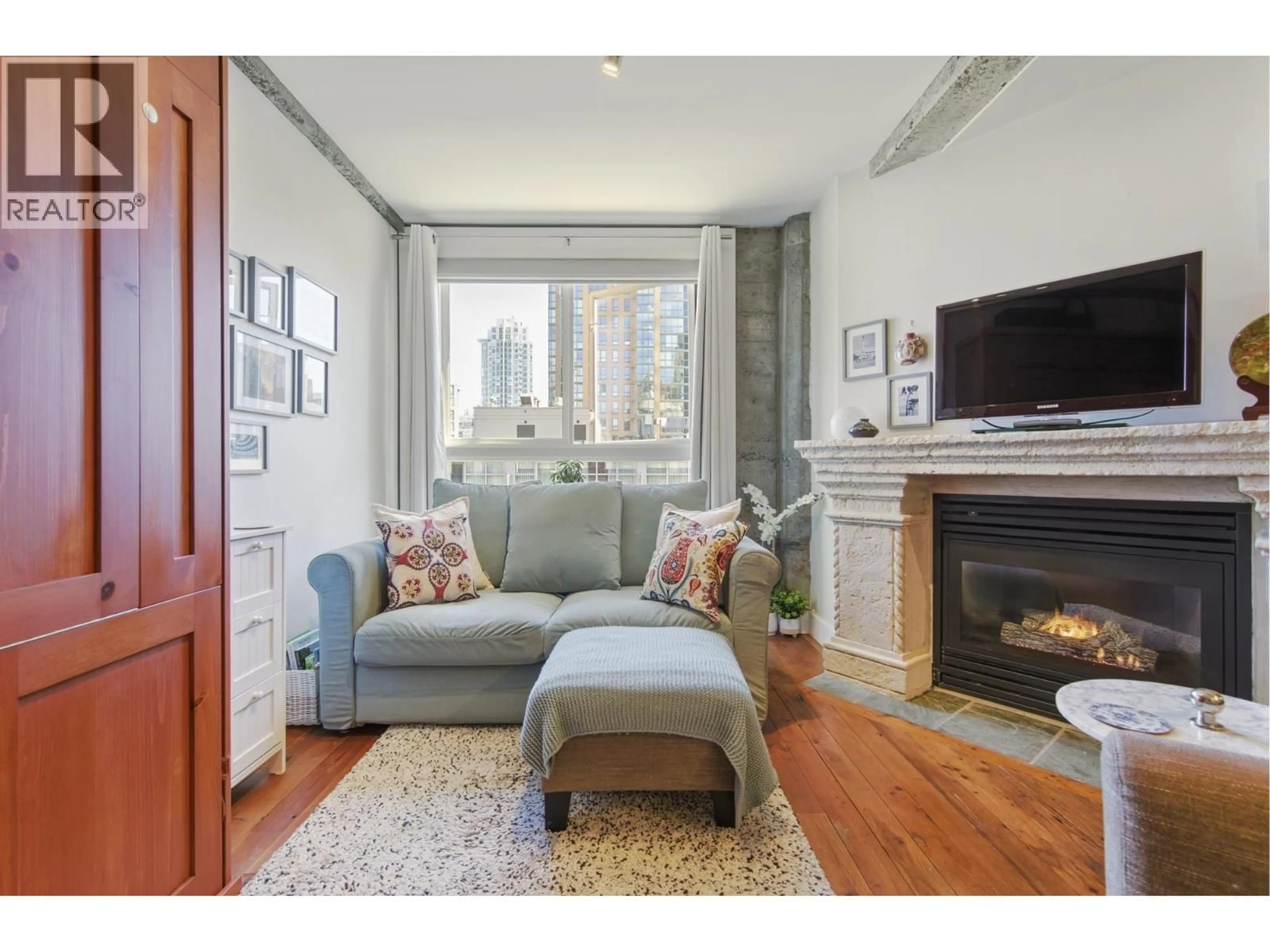 Living room with furniture, wood/laminate floor for 512 - 1216 HOMER STREET, Vancouver British Columbia V6B6K5