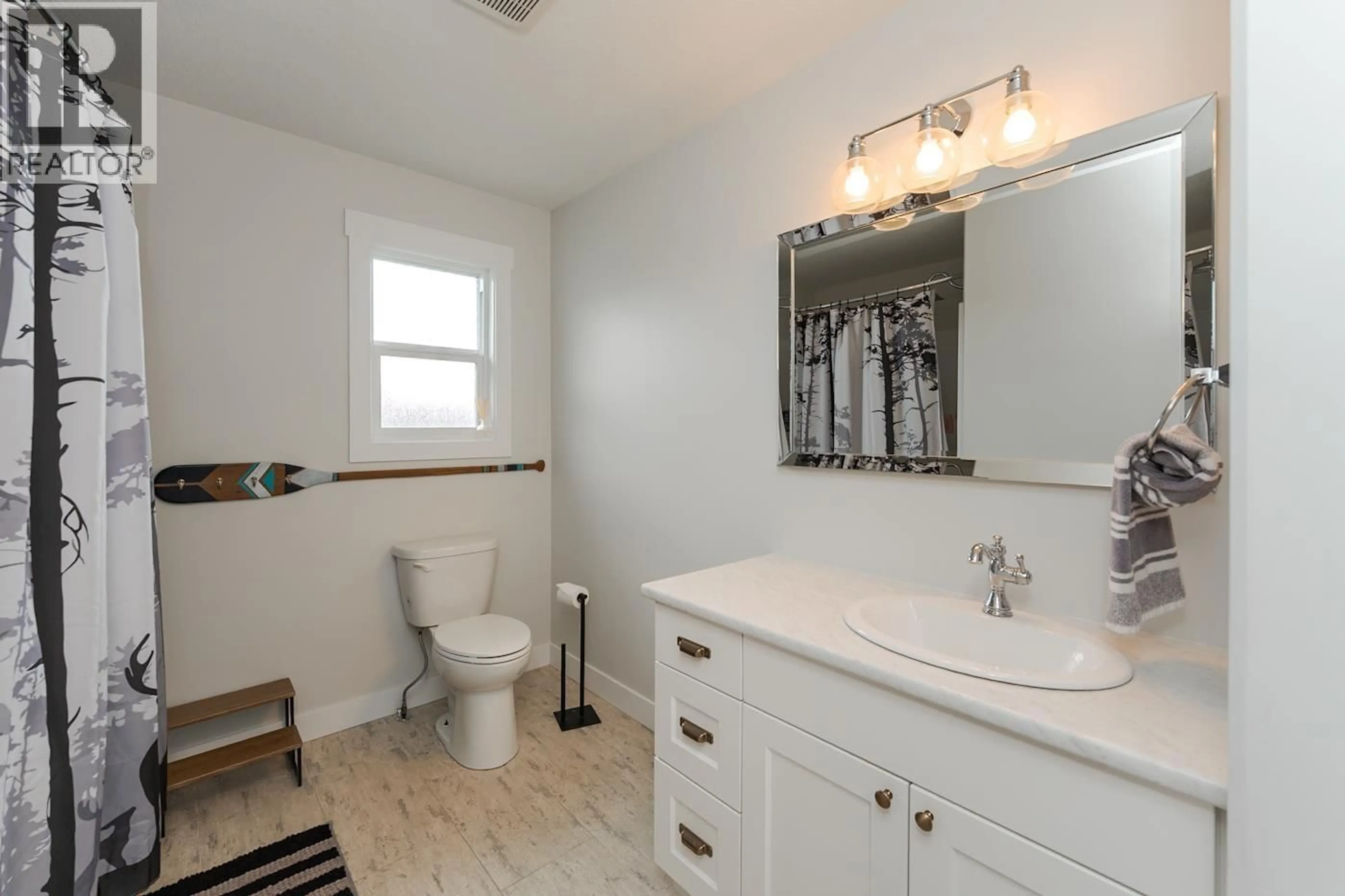 Standard bathroom, ceramic/tile floor for 5245 GABLE PLACE, Prince George British Columbia V2K5A6
