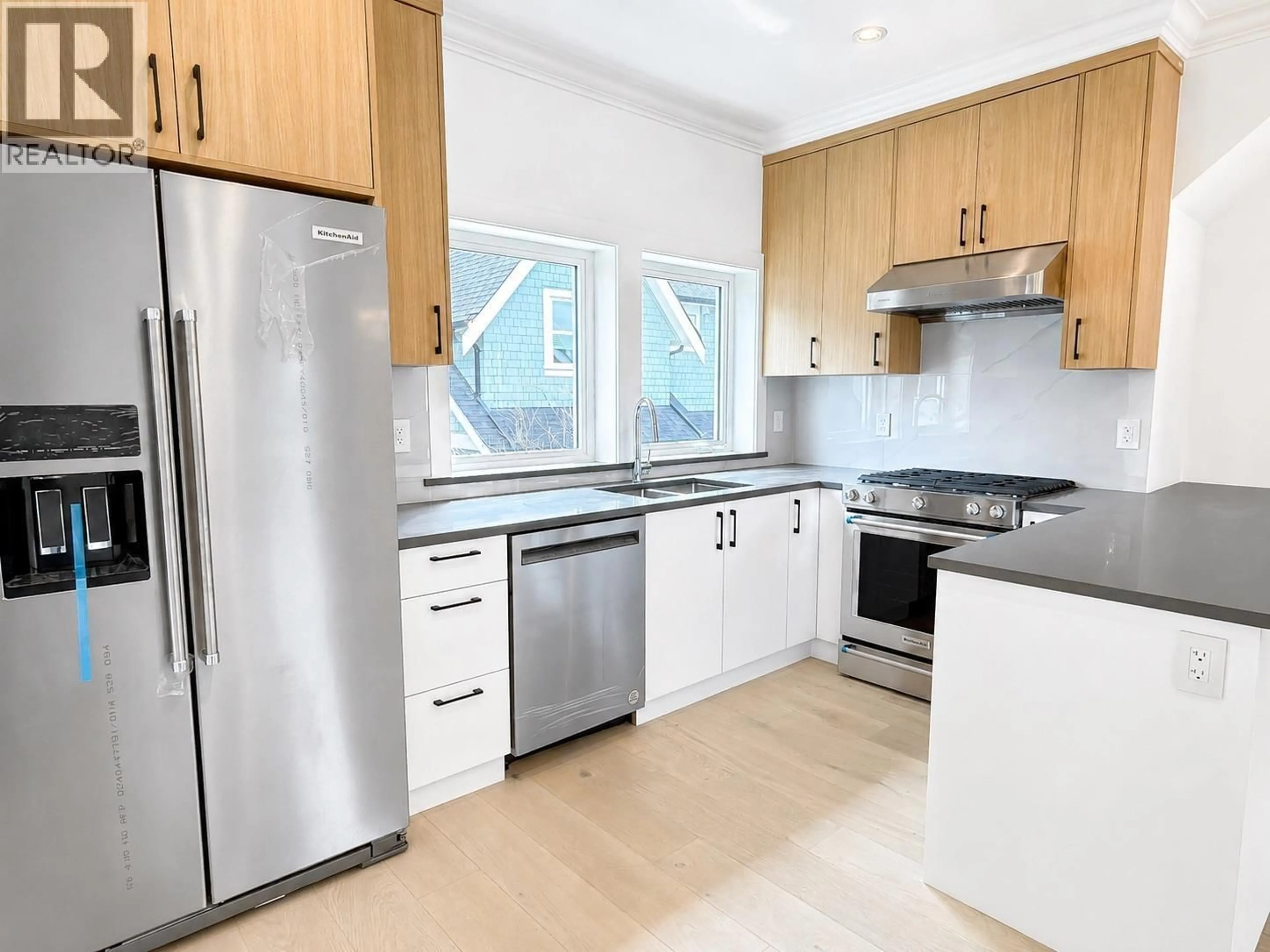 Standard kitchen, wood/laminate floor for 1421 27TH AVENUE, Vancouver British Columbia V5N2W6