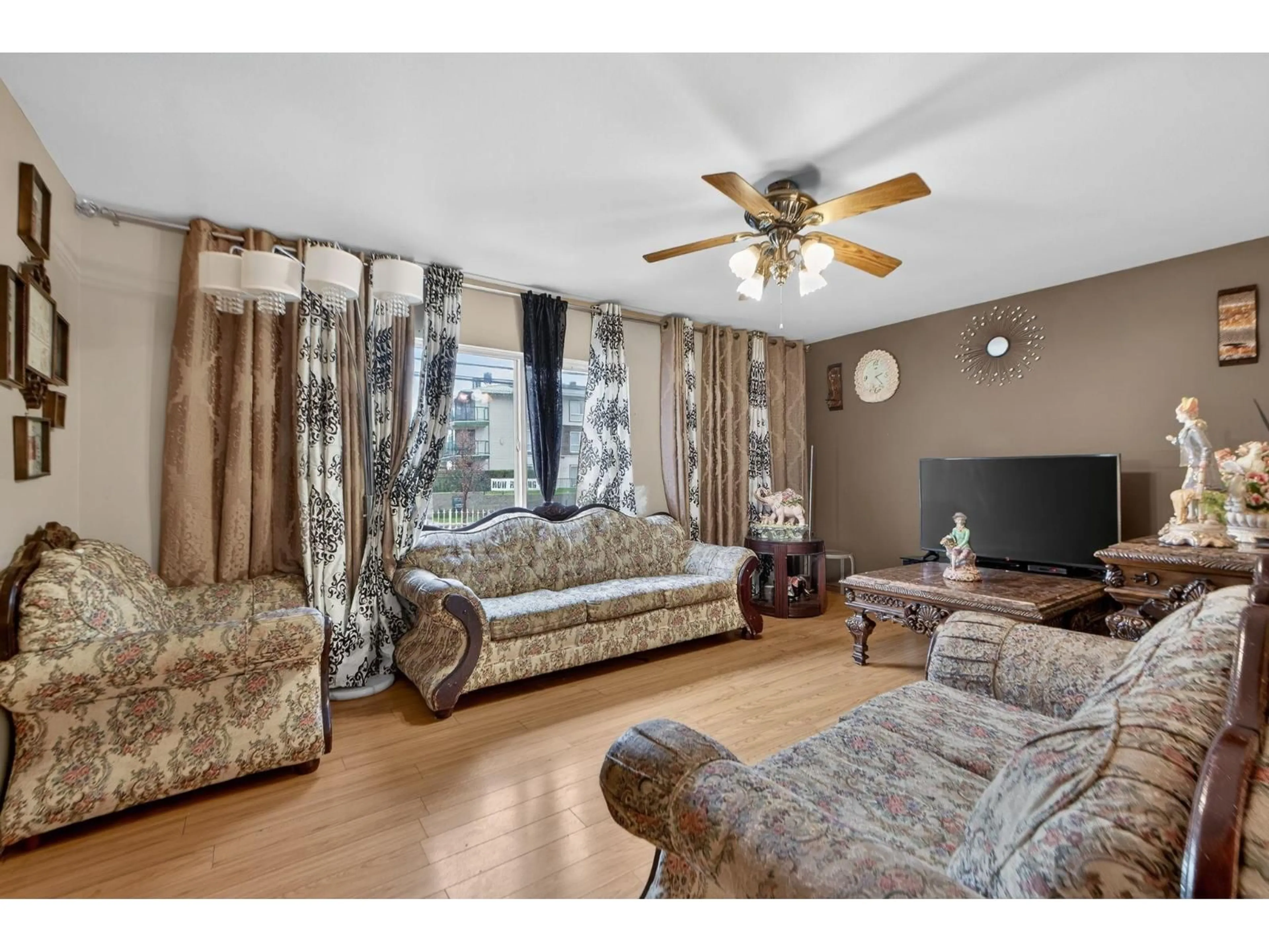 Living room with furniture, unknown for 7576 140 STREET, Surrey British Columbia V3W5J8