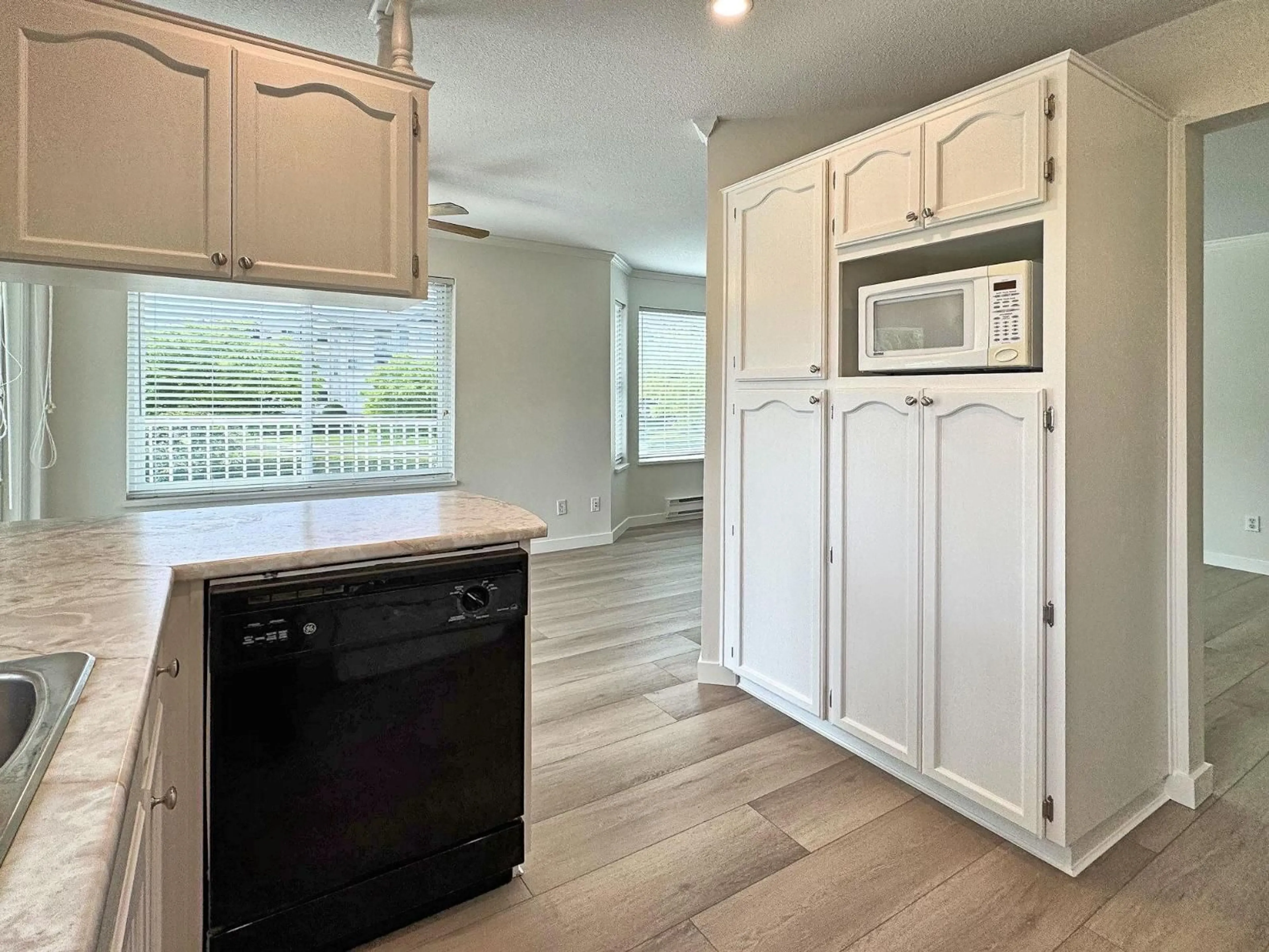 Open concept kitchen, wood/laminate floor for 118 - 20600 53A AVENUE, Langley British Columbia V3A8C2