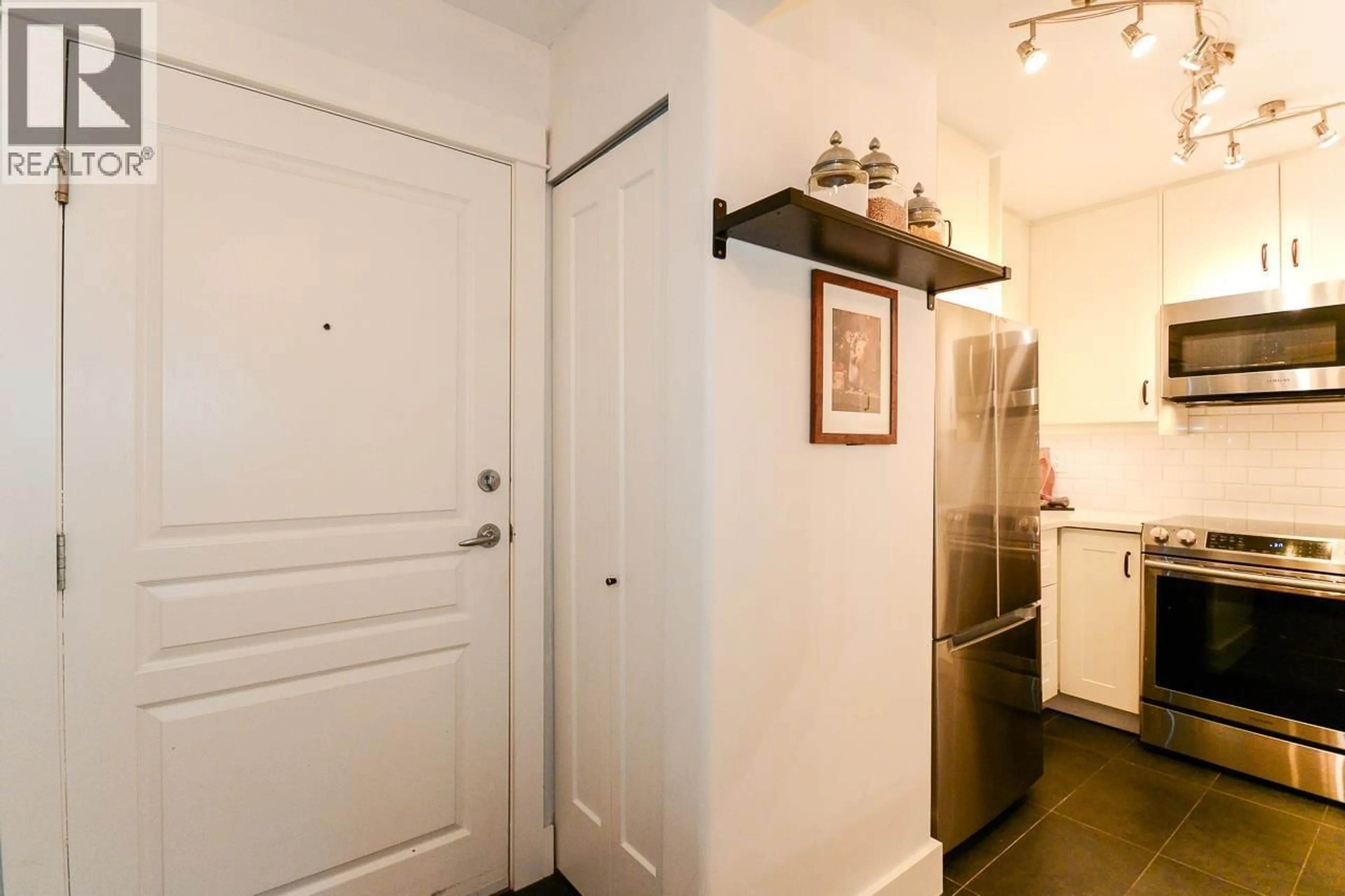 Indoor entryway for 104 - 12639 NO. 2 ROAD, Richmond British Columbia V7E6N6