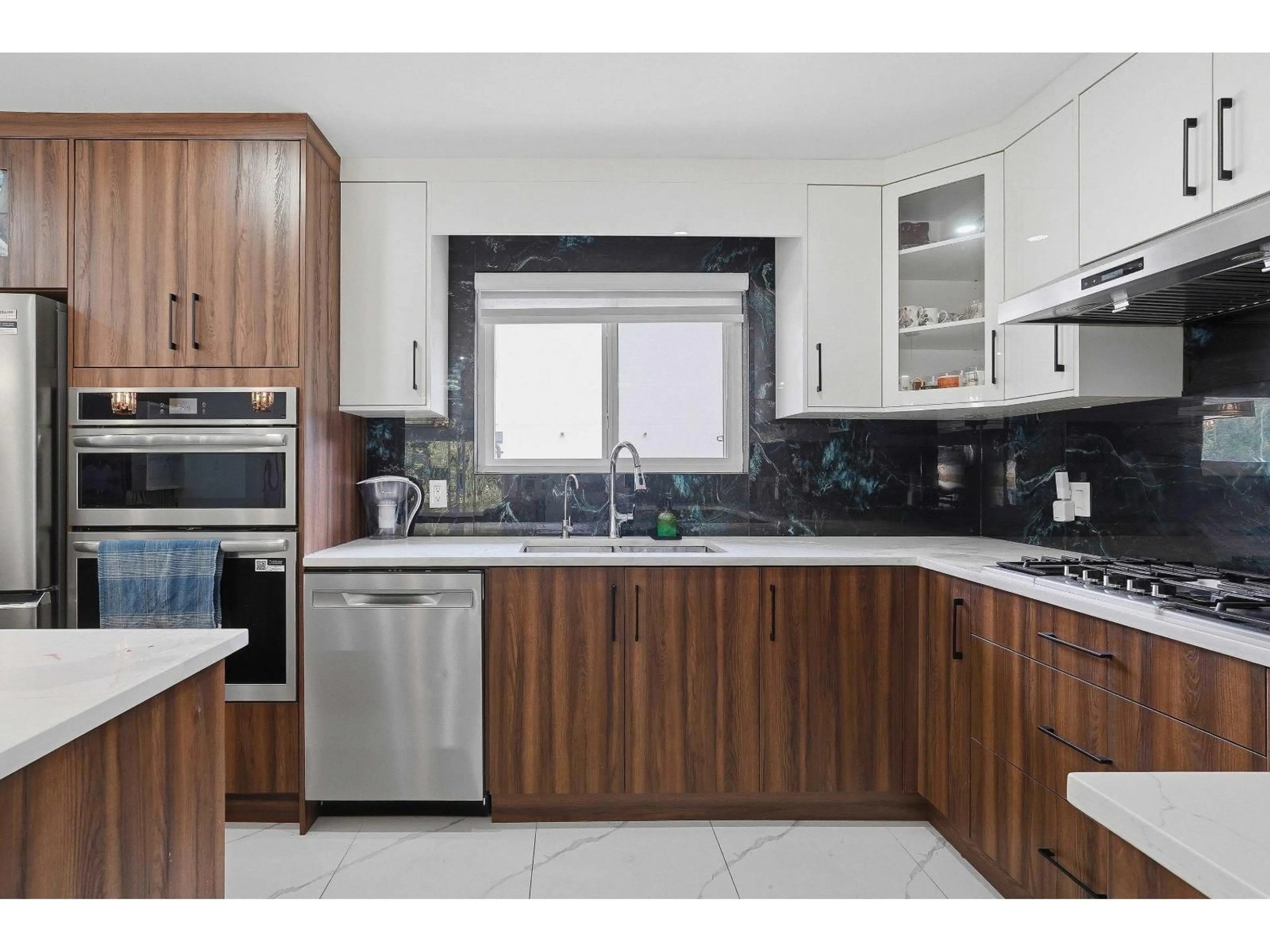 Standard kitchen, unknown for 17886 59A AVENUE, Surrey British Columbia V3S1R1