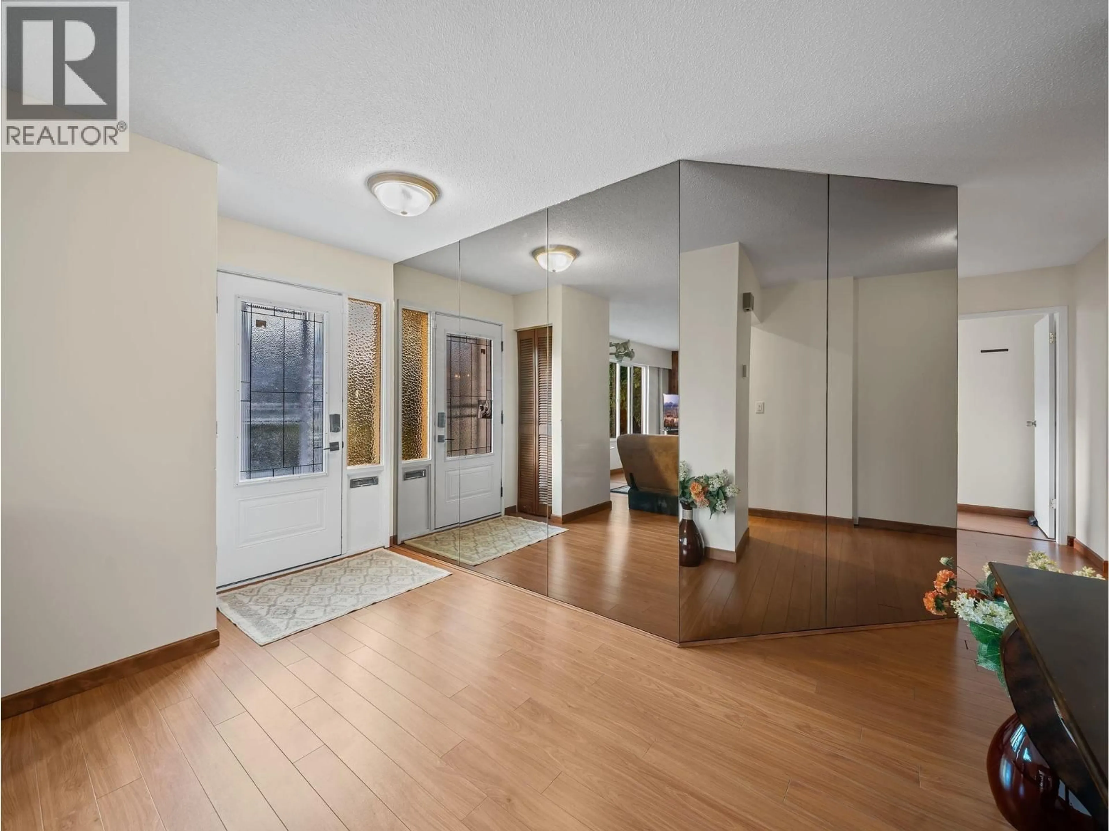 Indoor foyer for 667 CYPRESS STREET, Coquitlam British Columbia V3J6L3