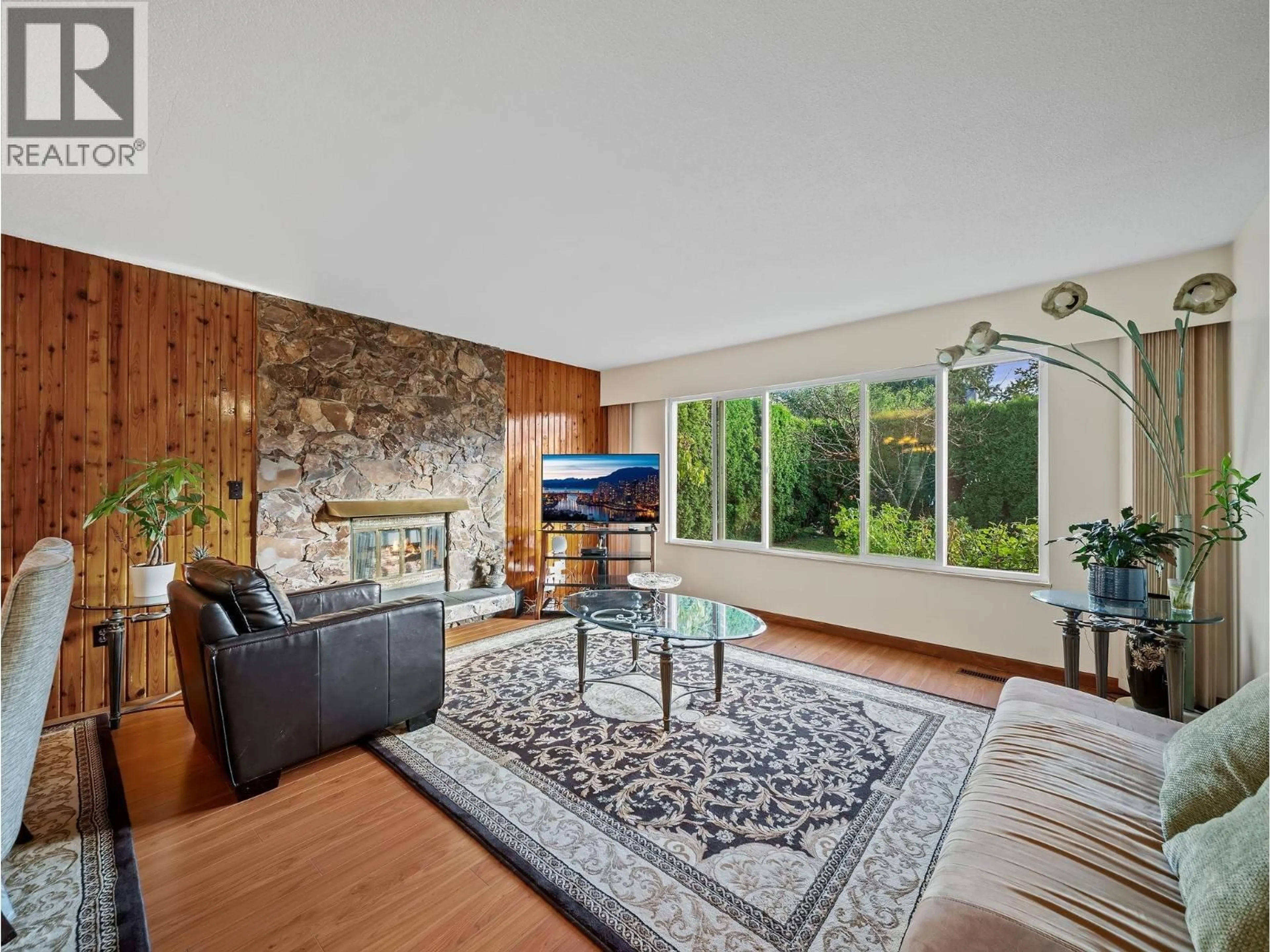 Living room with furniture, unknown for 667 CYPRESS STREET, Coquitlam British Columbia V3J6L3