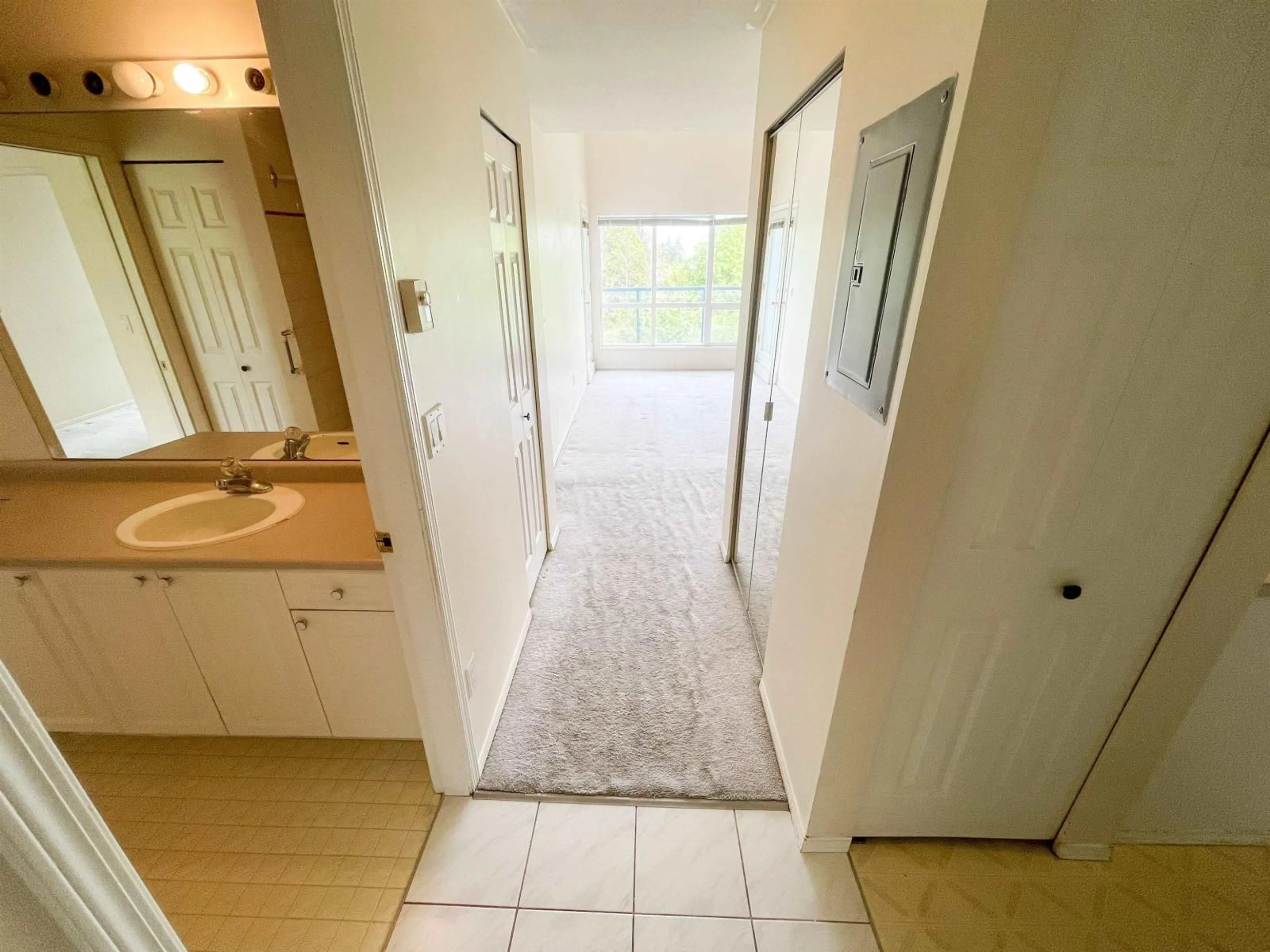 Unknown for 401 - 14885 100 AVENUE, Surrey British Columbia V3R0W1