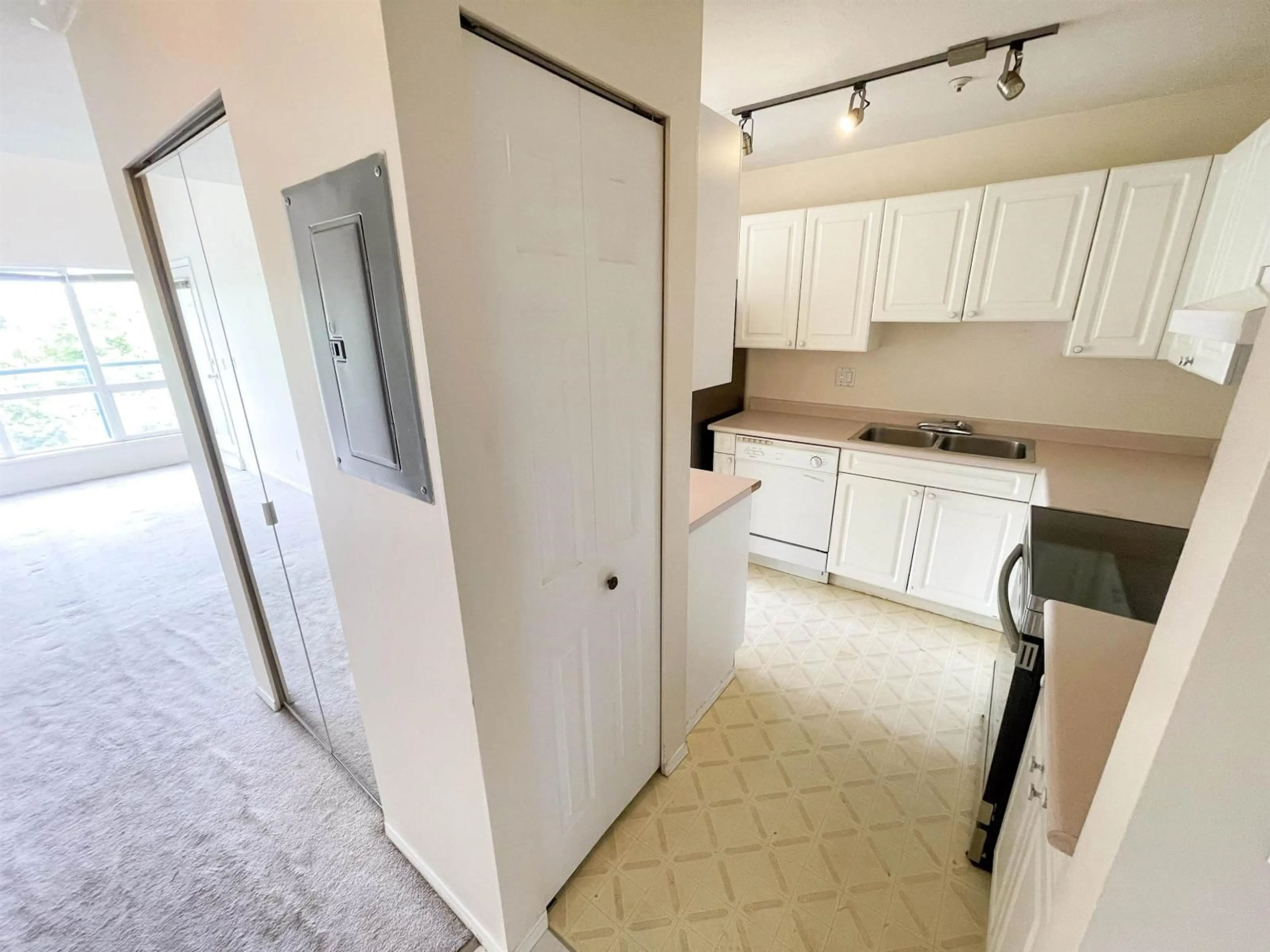 Unknown for 401 - 14885 100 AVENUE, Surrey British Columbia V3R0W1