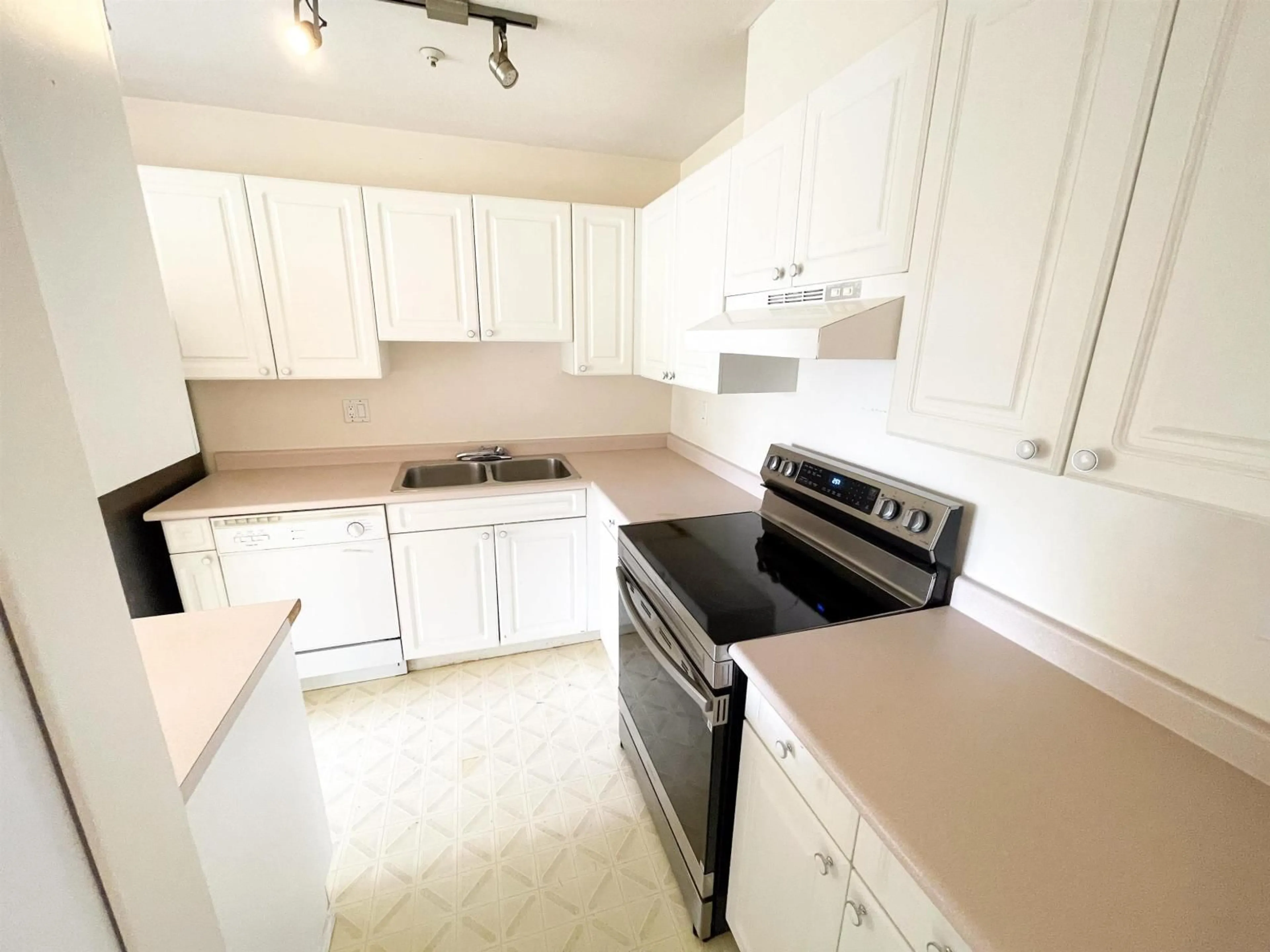 Standard kitchen, unknown for 401 - 14885 100 AVENUE, Surrey British Columbia V3R0W1