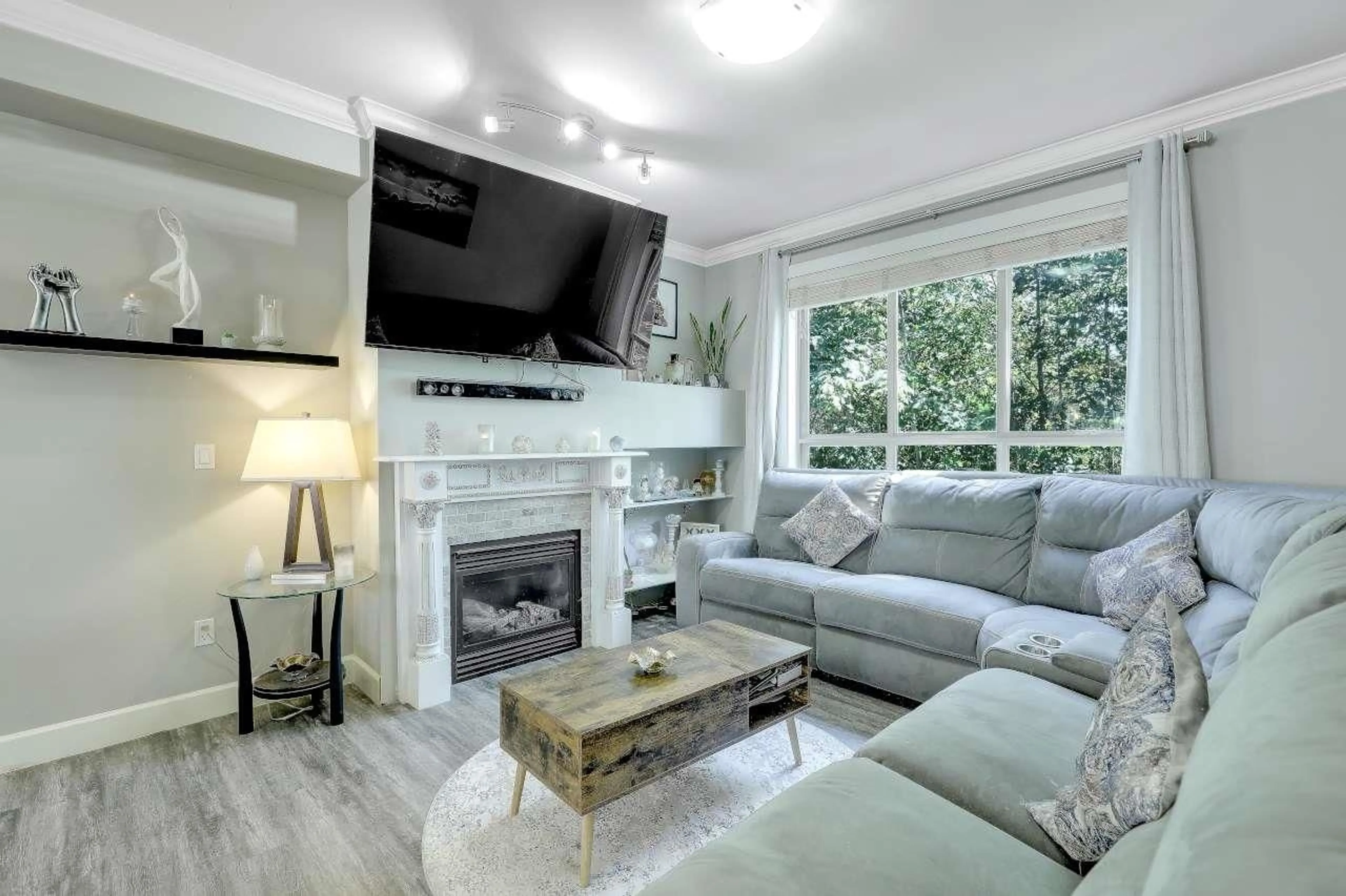 Living room with furniture, unknown for 21 - 19560 68 AVENUE, Surrey British Columbia V4N5Y5